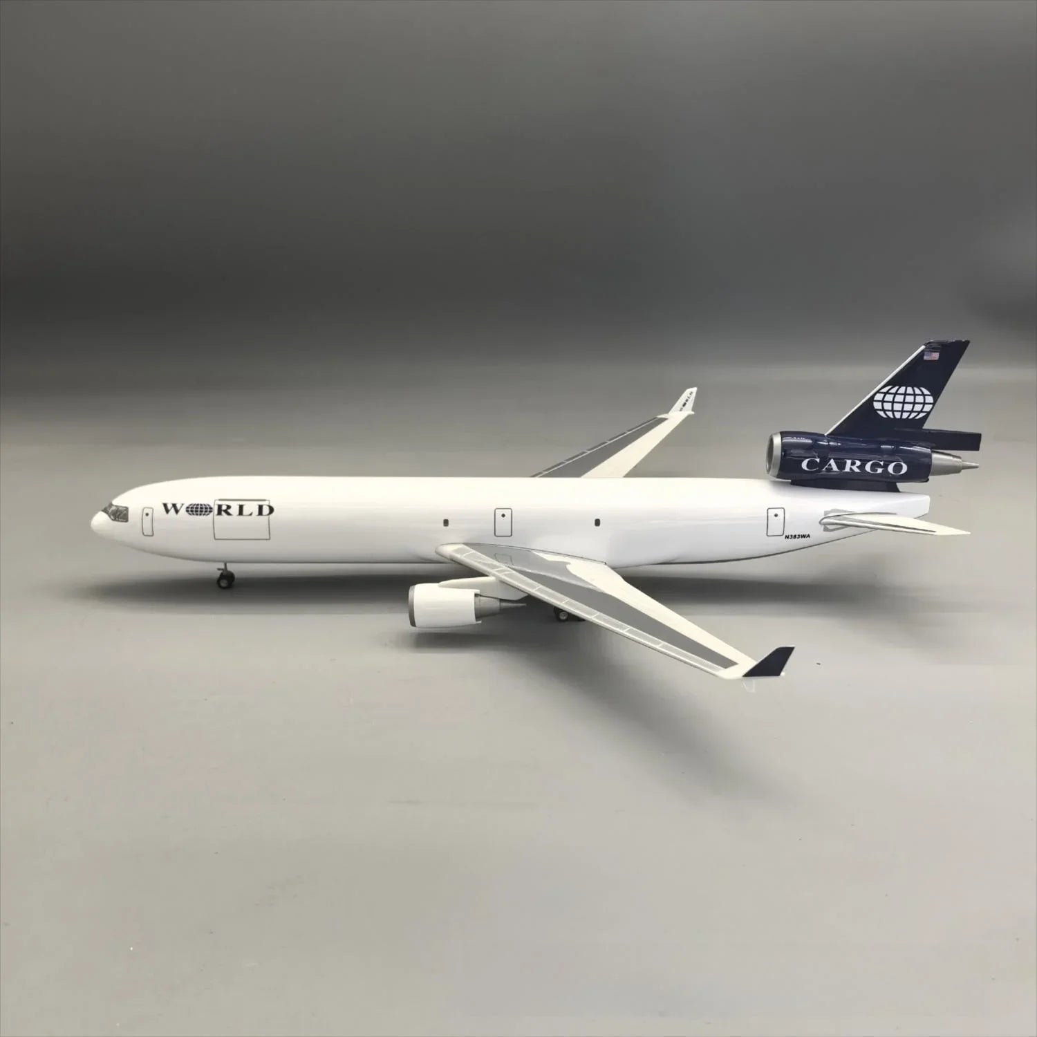 World Airways Cargo MD-11F 1:130 – 47 cm / 18.5 in - Gallery 3