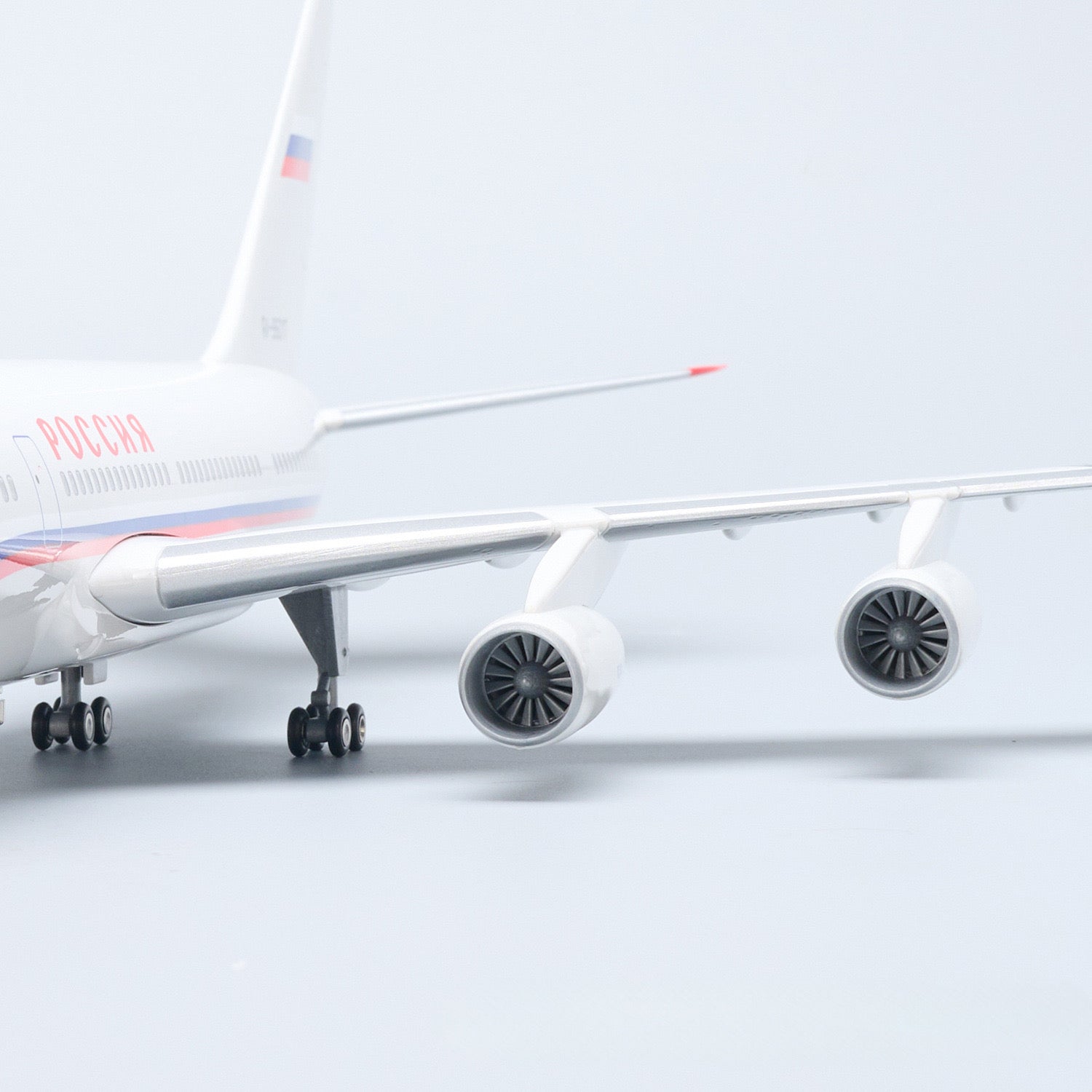 Avión presidencial de Rusia Ilyushin Il-96-300 1:120 – 46 cm / 18.1 in – Luces LED - Gallery 2