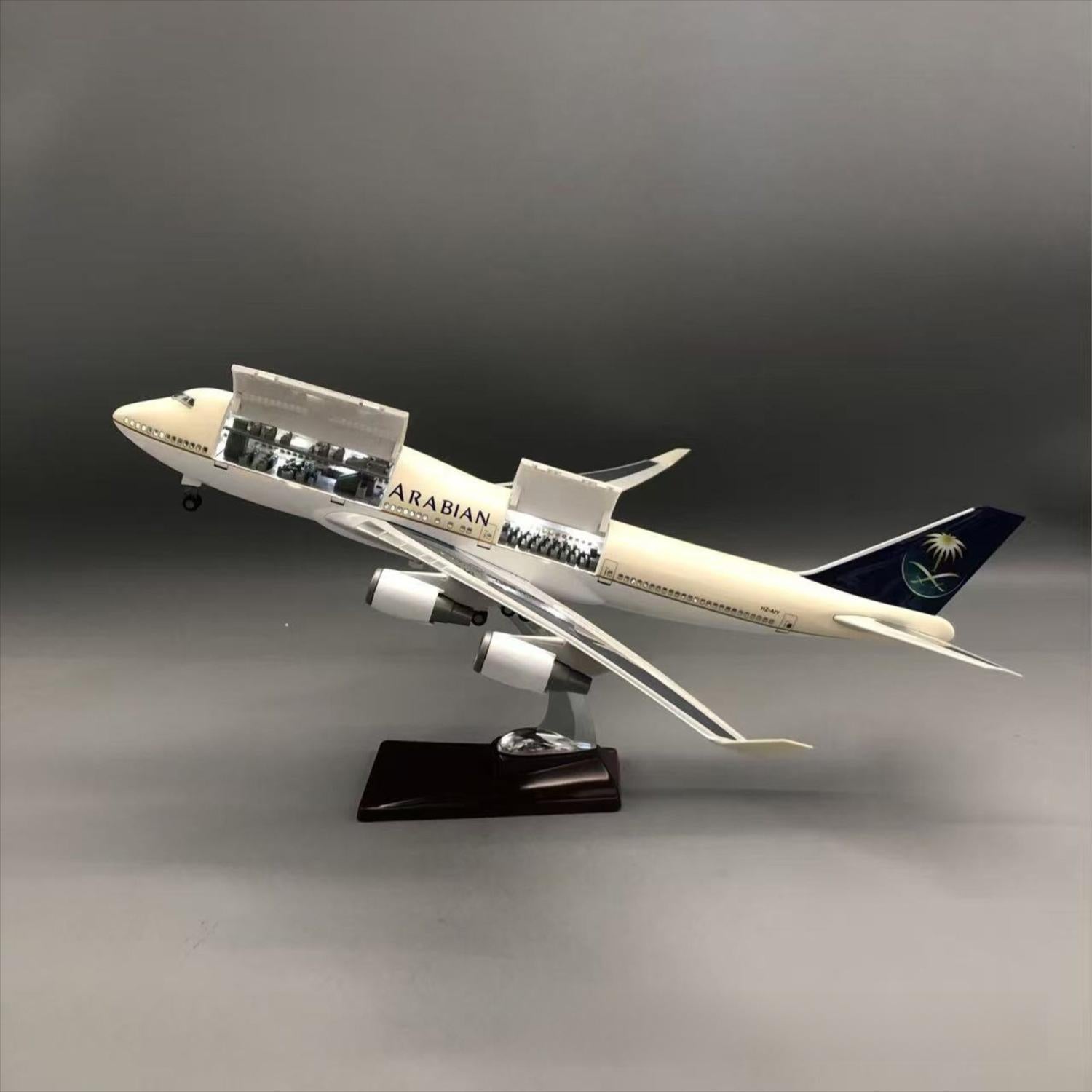 Saudia Airlines Boeing 747-400 1:150 – 47 cm / 18.5 in – Opening Cabin Interior & LED Lights