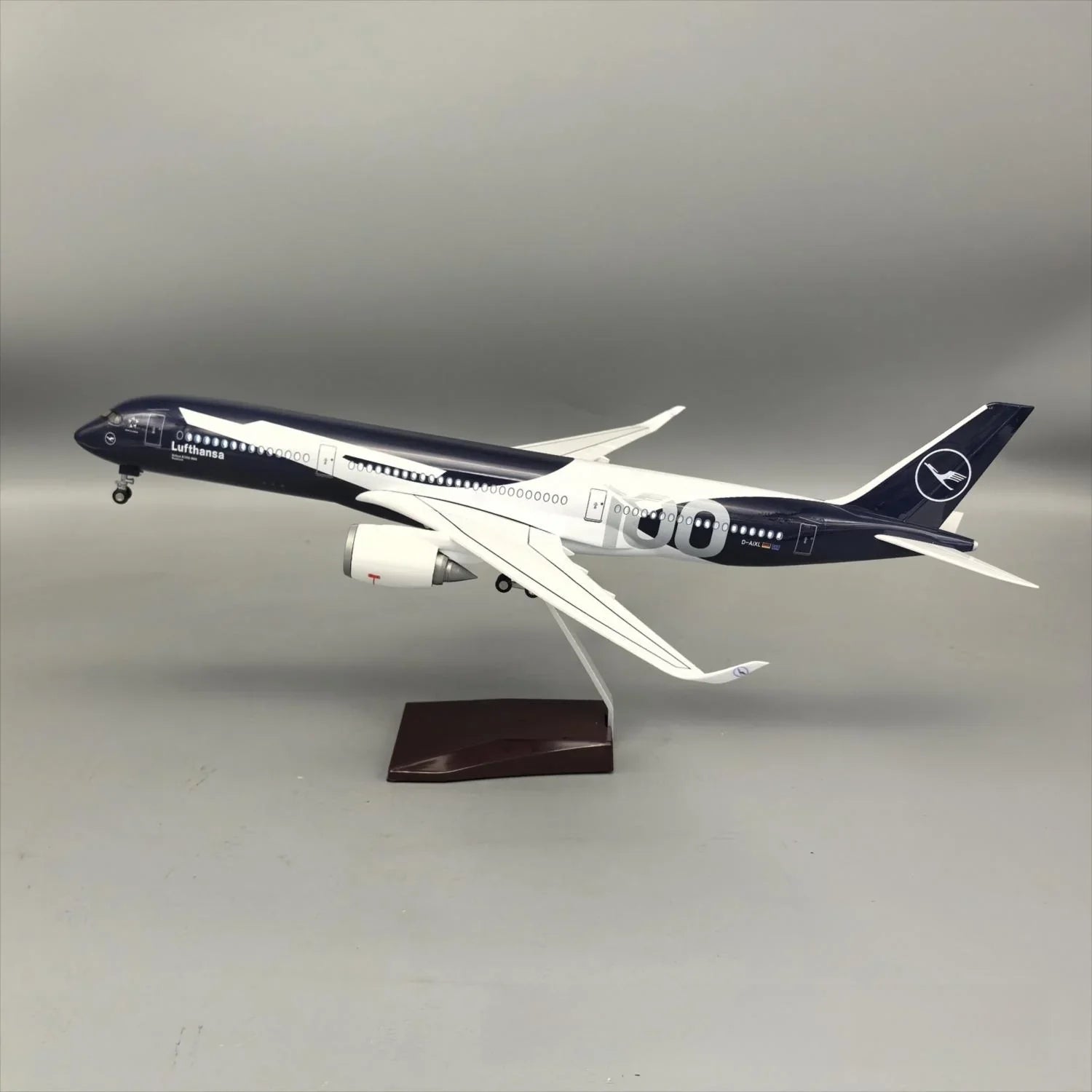Lufthansa Airbus A350-900 "Centennial 1926–2026" – 47 cm / 18.5 in – Voice-Activated LED Display Model - Gallery 4