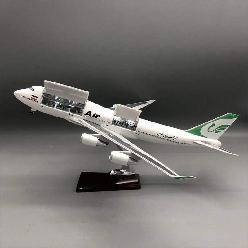 Mahan Air Boeing 747-400 1:150 – 47 cm / 18.5 in – Opening Cabin Interior & LED Lights - Image 1