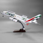 طائرة إيرباص A380 من الإمارات بمقياس 1:160 – 47 سم / 18.5 بوصة – تصميم داخلي قابل للفتح