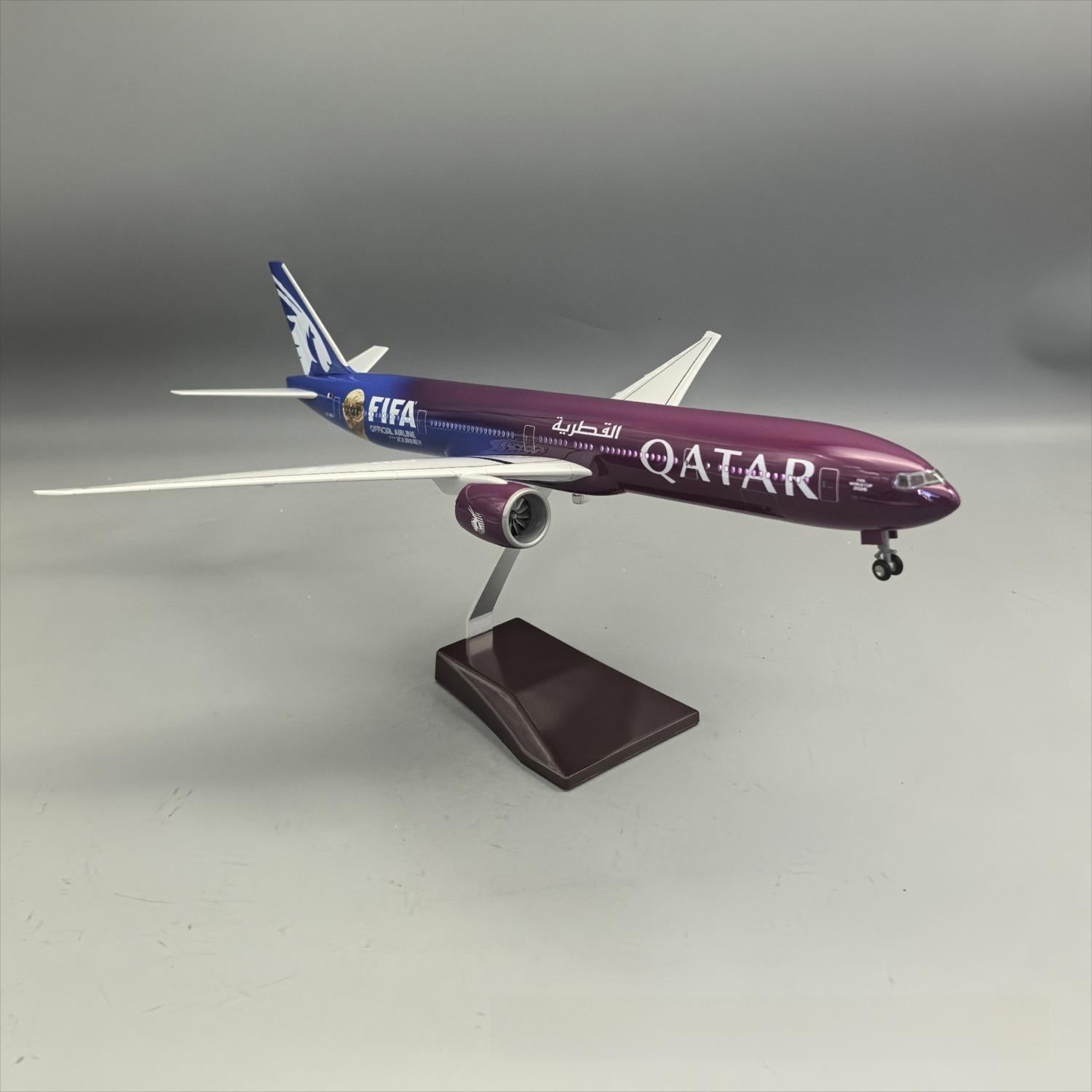 Qatar Airways Boeing 777-300ER "Copa Mundial de la FIFA" – 47 cm / 18,5 in – Modelo con pantalla LED activada por voz - Gallery 4