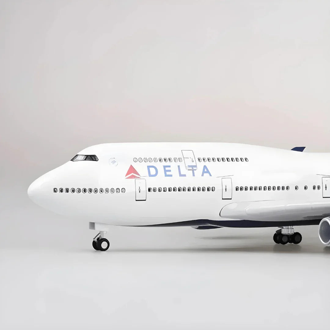 Boeing 747 Delta 1:150 – 47 cm / 18.5 in – LED Lights - Gallery 7