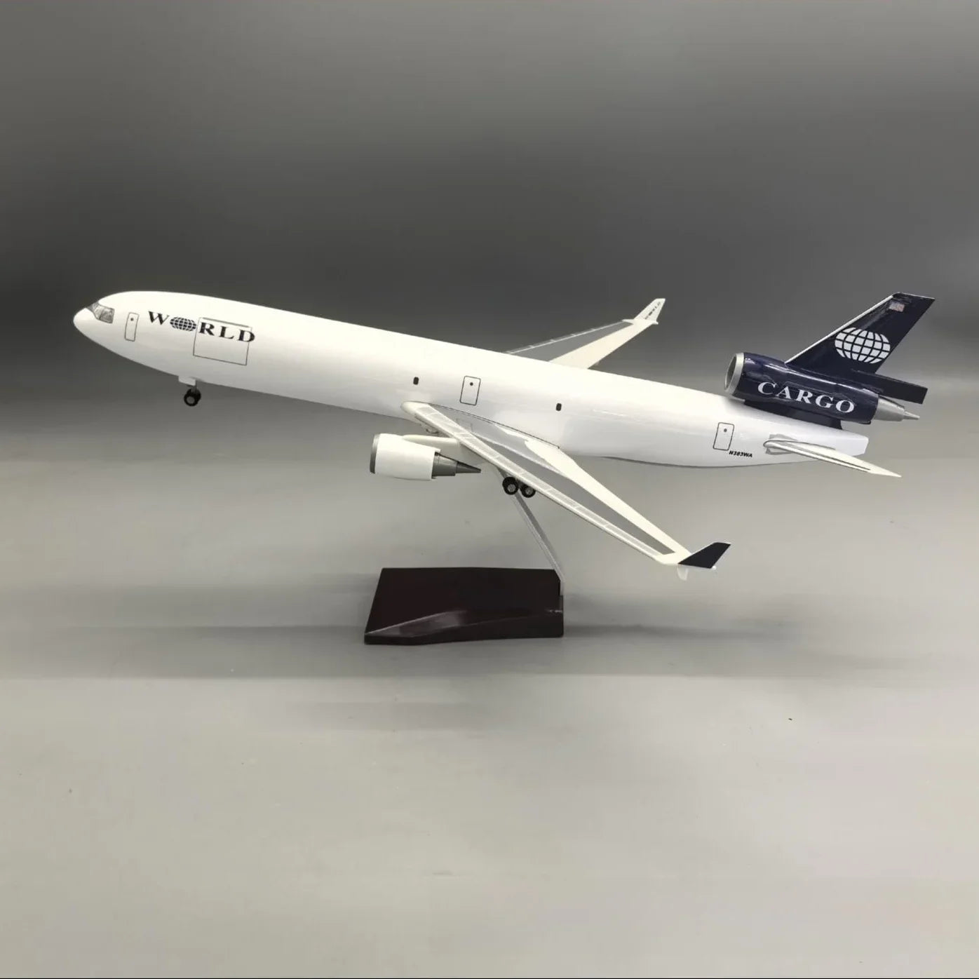 World Airways Cargo MD-11F 1:130 – 47 cm / 18.5 in - Gallery 7