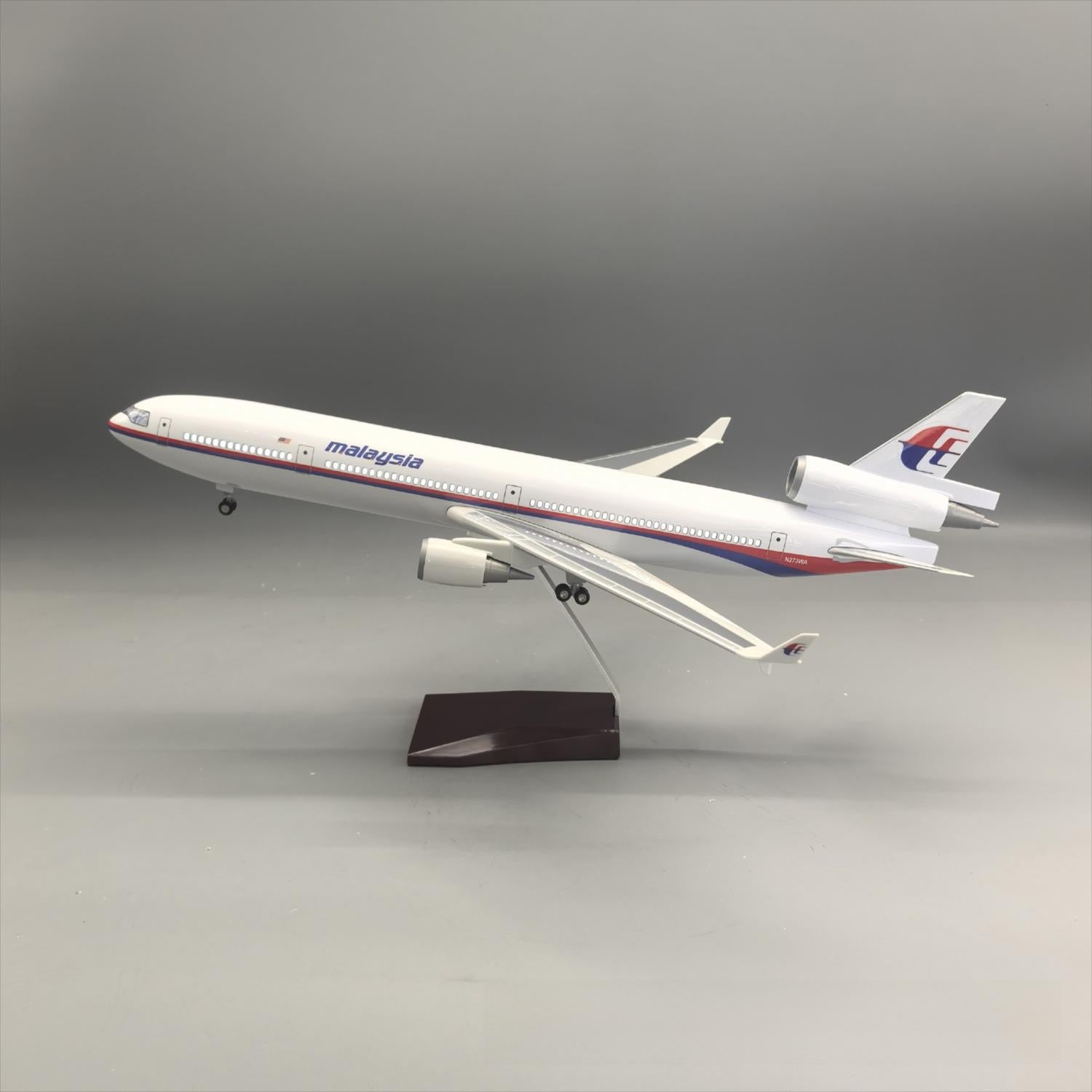 Malaysia Airlines MD-11 1:150 – 47 cm / 18.5 in – Classic Trijet Edition