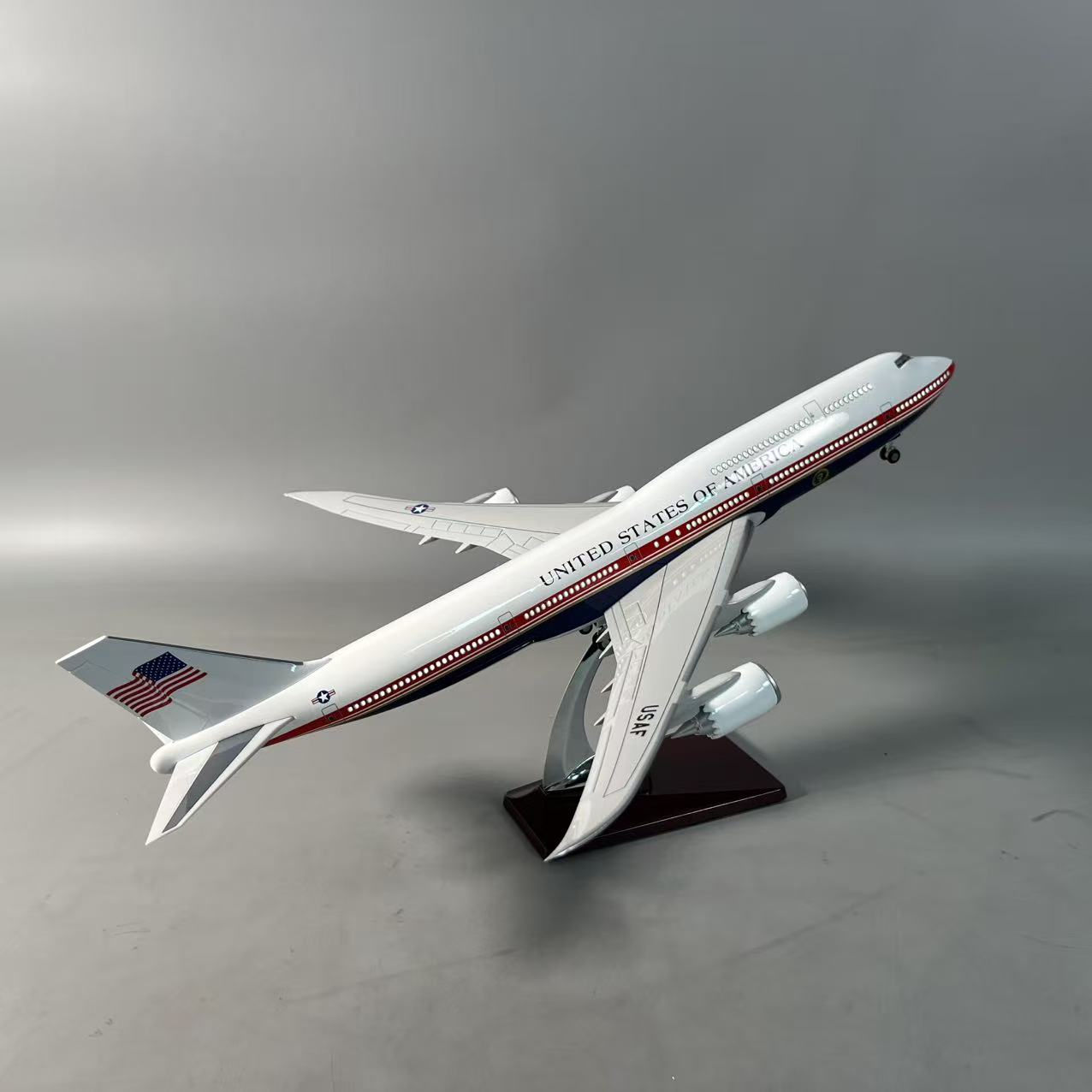 Air Force One Boeing 747-8 (VC-25B) 1:150 Scale Model Airplane – New Presidential Livery (47cm / 18.5") - Gallery 2