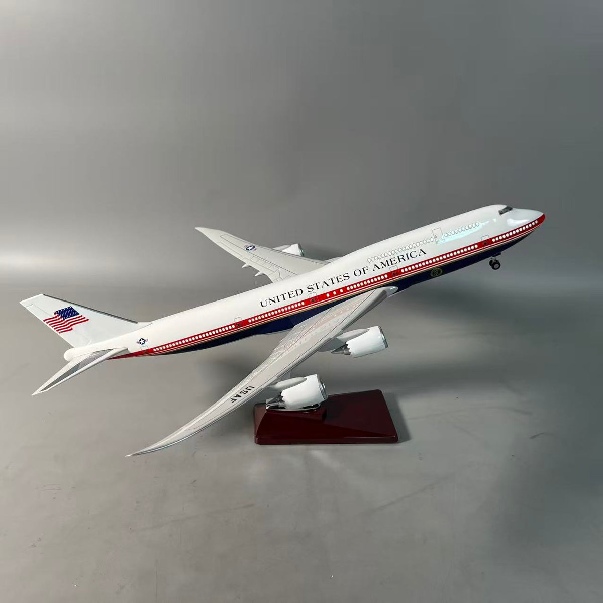نموذج طائرة الرئاسة الأمريكية بوينغ 747-8 (VC-25B) بمقياس 1:150 - بالطلاء الرئاسي الجديد (47 سم / 18.5 بوصة)