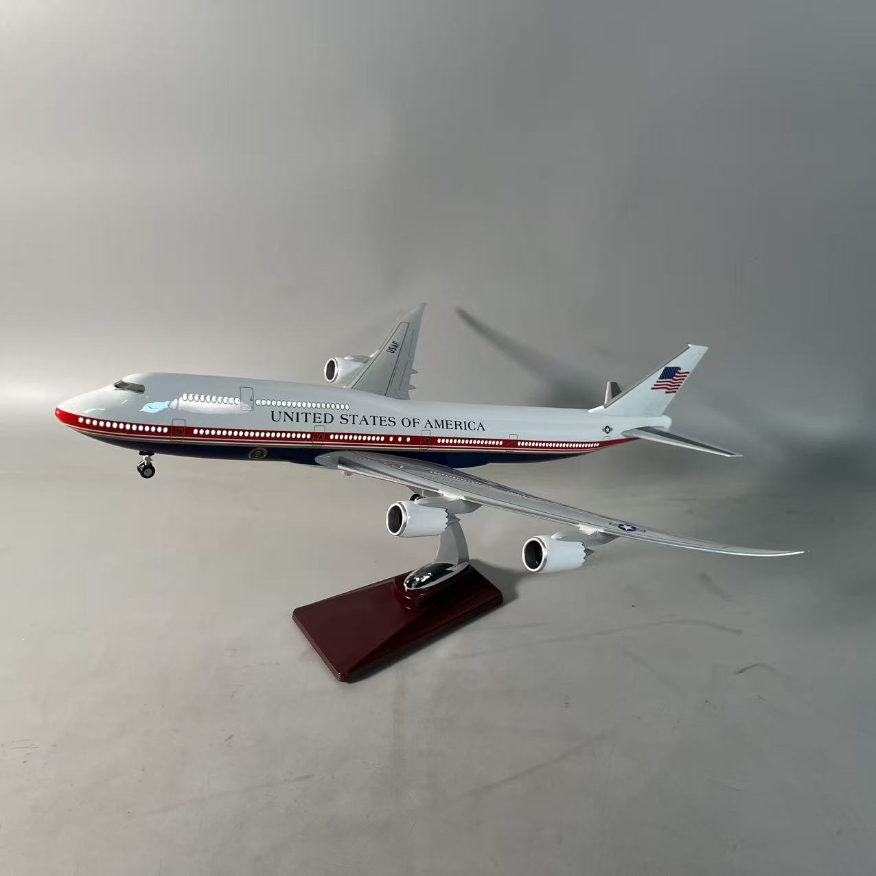 Air Force One Boeing 747-8 (VC-25B) 1:150 Scale Model Airplane – New Presidential Livery (47cm / 18.5") - Gallery 4