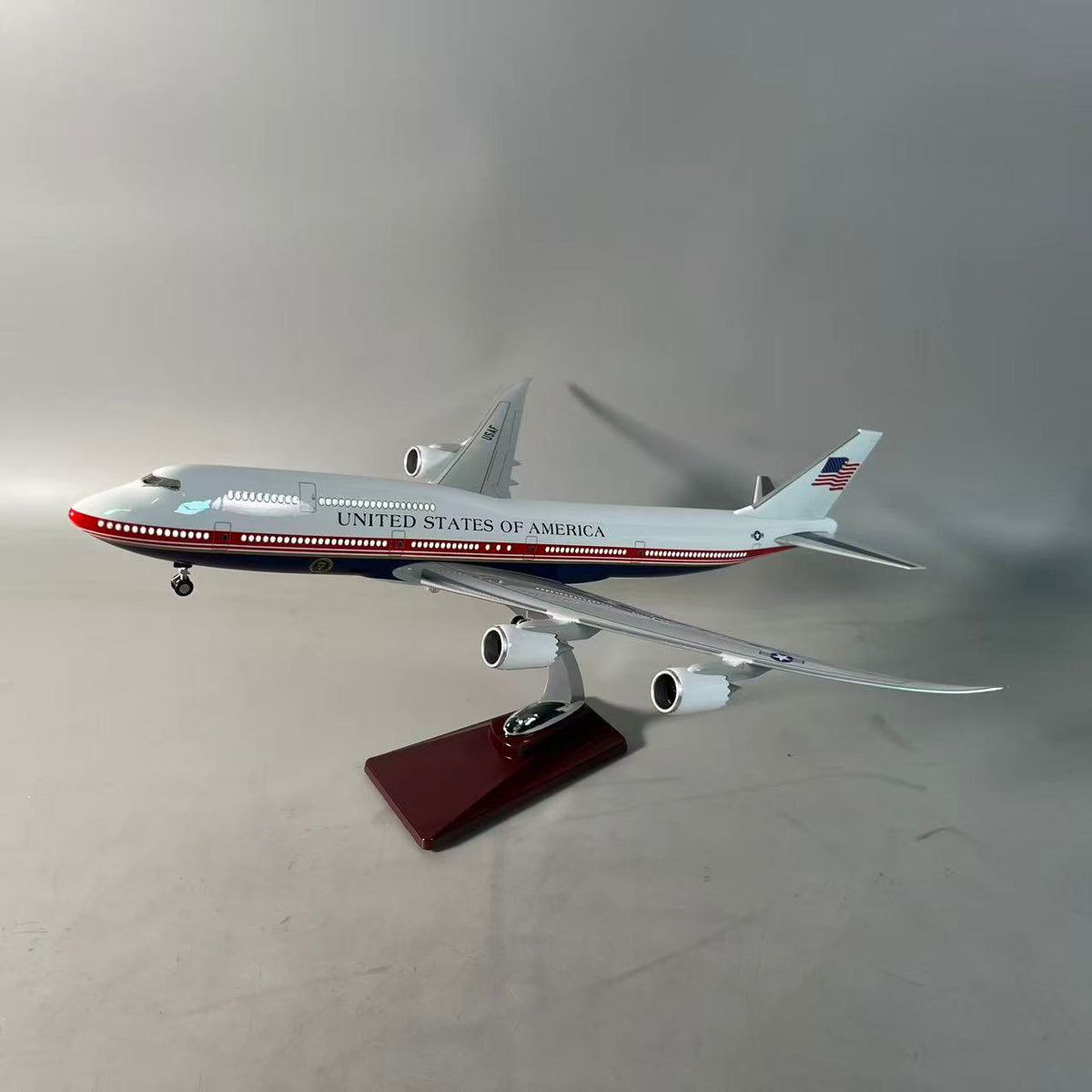 نموذج طائرة الرئاسة الأمريكية بوينغ 747-8 (VC-25B) بمقياس 1:150 - بالطلاء الرئاسي الجديد (47 سم / 18.5 بوصة)