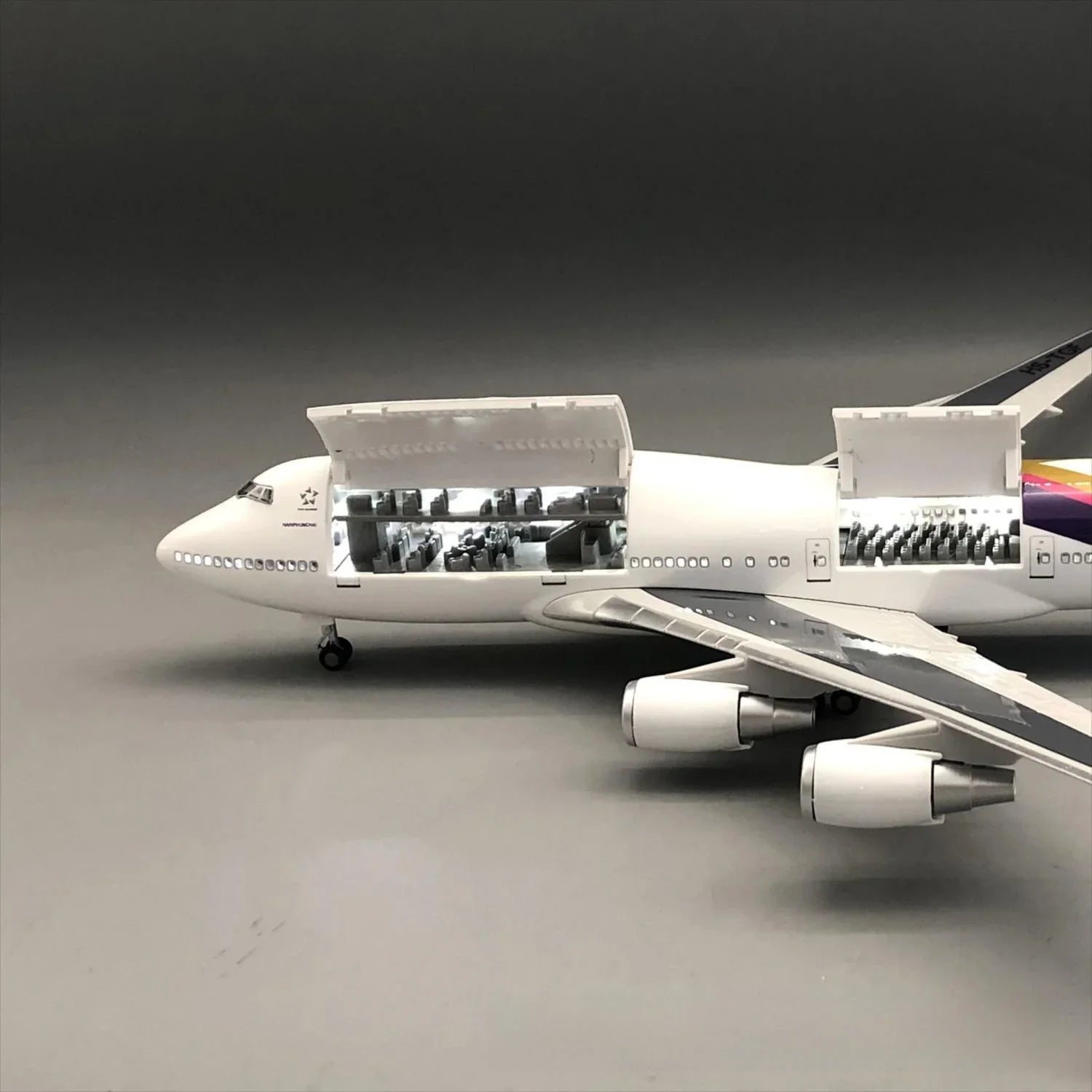 Thai Airways Boeing 747-400 1:150 – 47 cm / 18.5 in – Opening Cabin Interior & LED Lights - Gallery 3