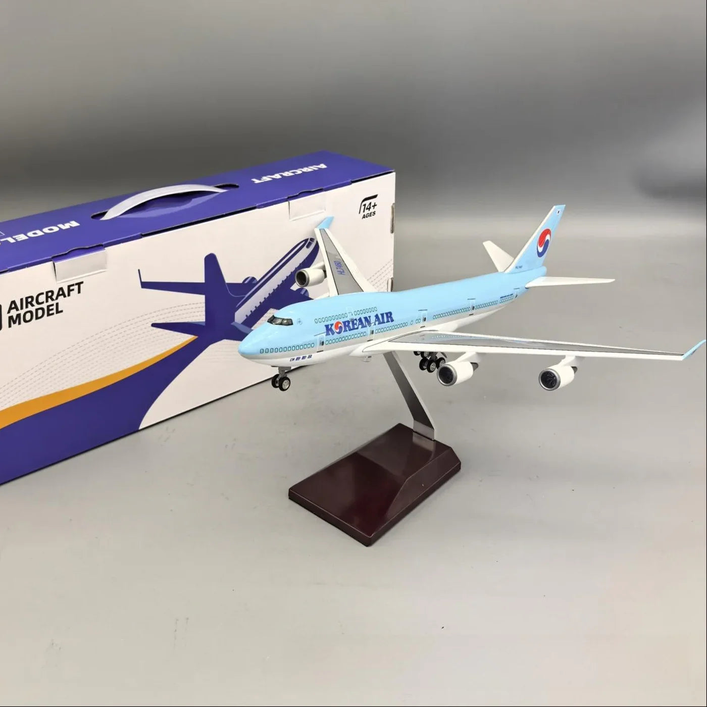 Korean Air Boeing 747-400 – 37 cm / 14.6 in – Luxury Solid Desktop Display Model - Gallery 9