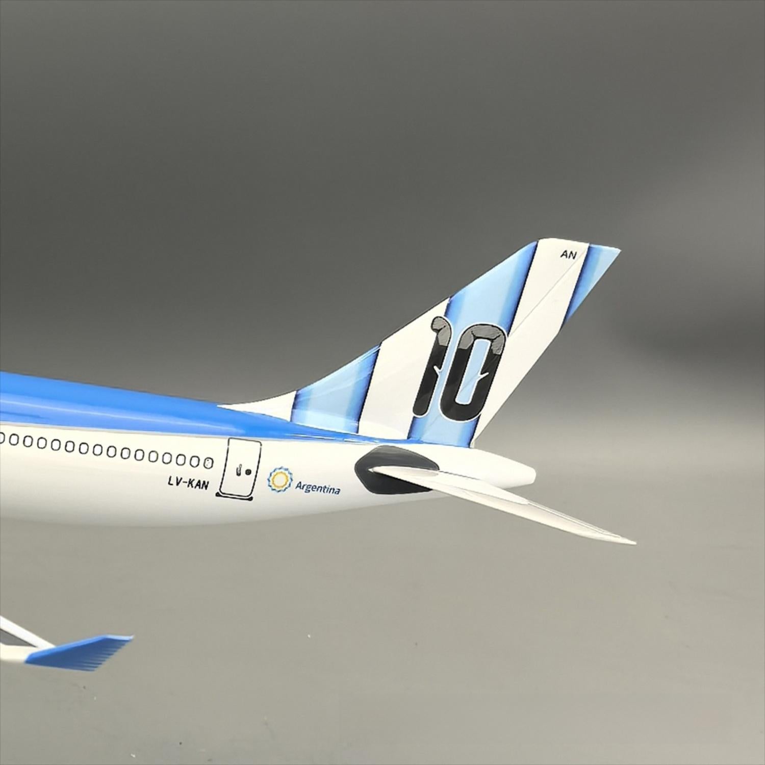 Aerolíneas Argentinas Airbus A330-200 "Messi No. 10 World Cup" – 47 cm / 18.5 in – Voice-Activated LED Display Model - Gallery 8