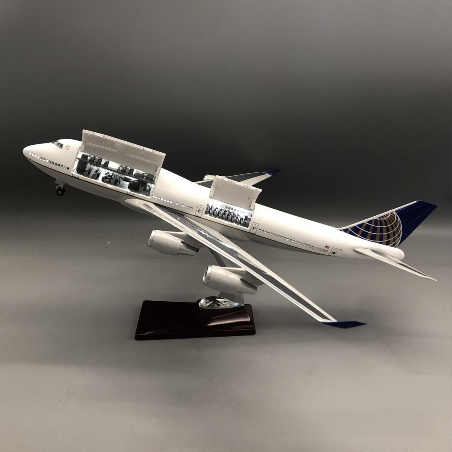 United Airlines Boeing 747-400 1:150 – 47 cm / 18.5 in – Opening Cabin Interior & LED Lights