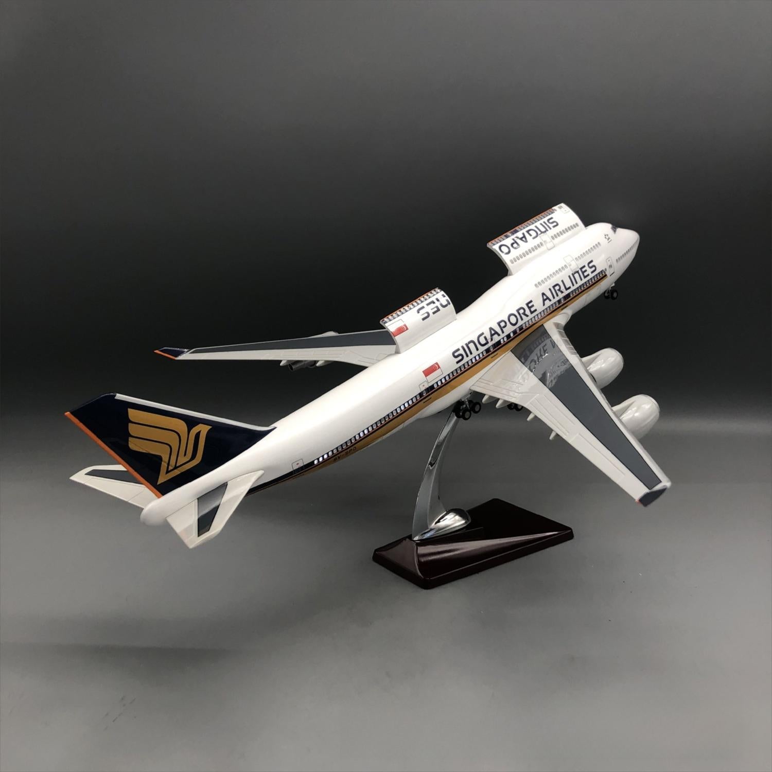 Singapore Airlines Boeing 747-400 1:150 – 47 cm / 18.5 in – Opening Cabin Interior & LED Lights