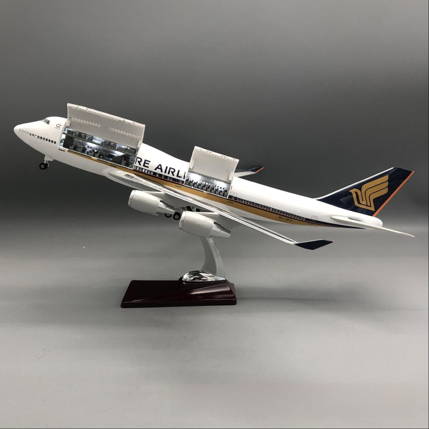Singapore Airlines Boeing 747-400 1:150 – 47 cm / 18.5 in – Opening Cabin Interior & LED Lights