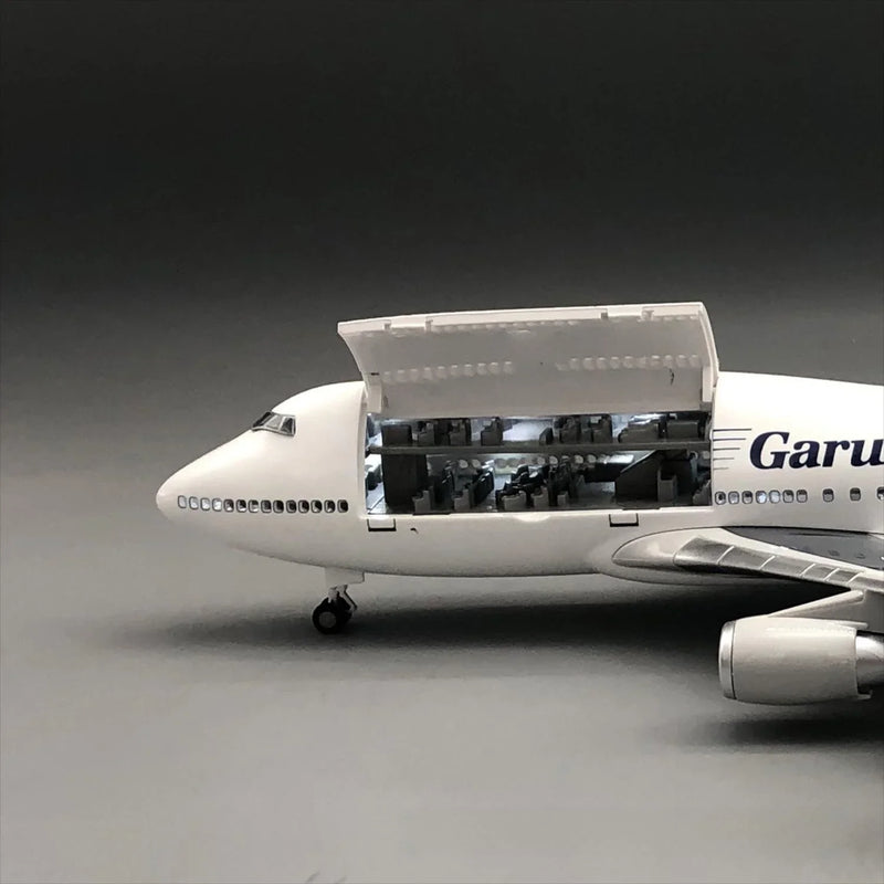 Garuda Indonesia Boeing 747-400 1:150 – 47 cm / 18.5 in – Opening Cabin Interior & LED Lights - Image 7