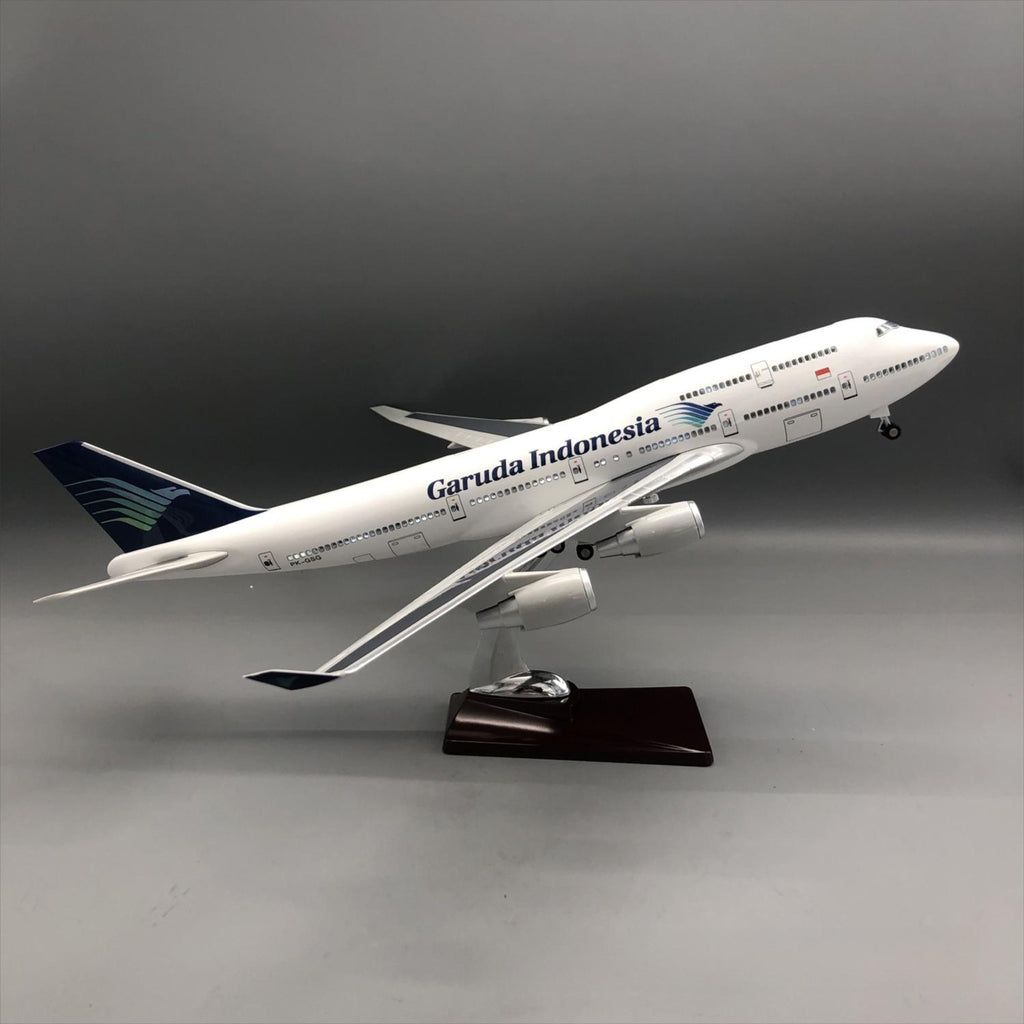 Garuda Indonesia Boeing 747-400 1:150 – 47 cm / 18.5 in – Opening Cabin Interior & LED Lights