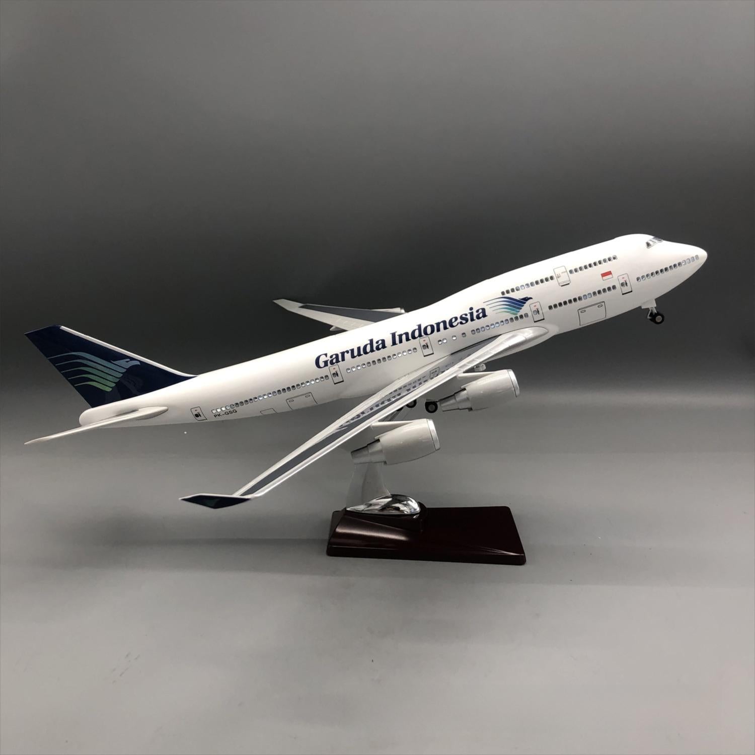 Garuda Indonesia Boeing 747-400 1:150 – 47 cm / 18.5 in – Opening Cabin Interior & LED Lights