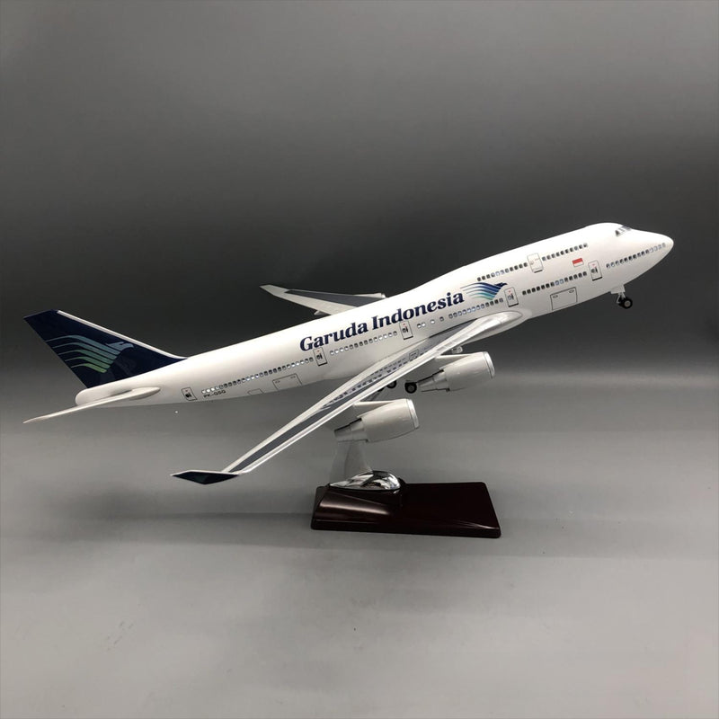 Garuda Indonesia Boeing 747-400 1:150 – 47 cm / 18.5 in – Opening Cabin Interior & LED Lights - Image 4