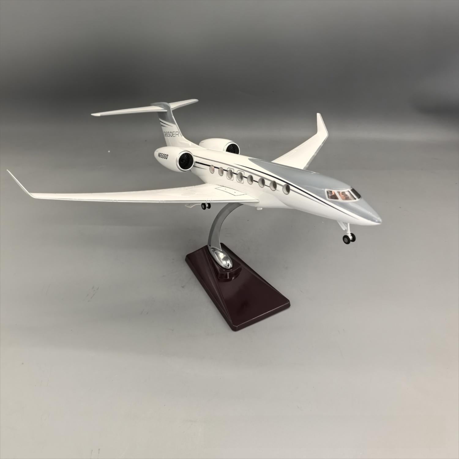 Gulfstream G650ER Business Jet 1:50 – 45 cm / 17.7 in – Opening Cabin Interior & LED Lights