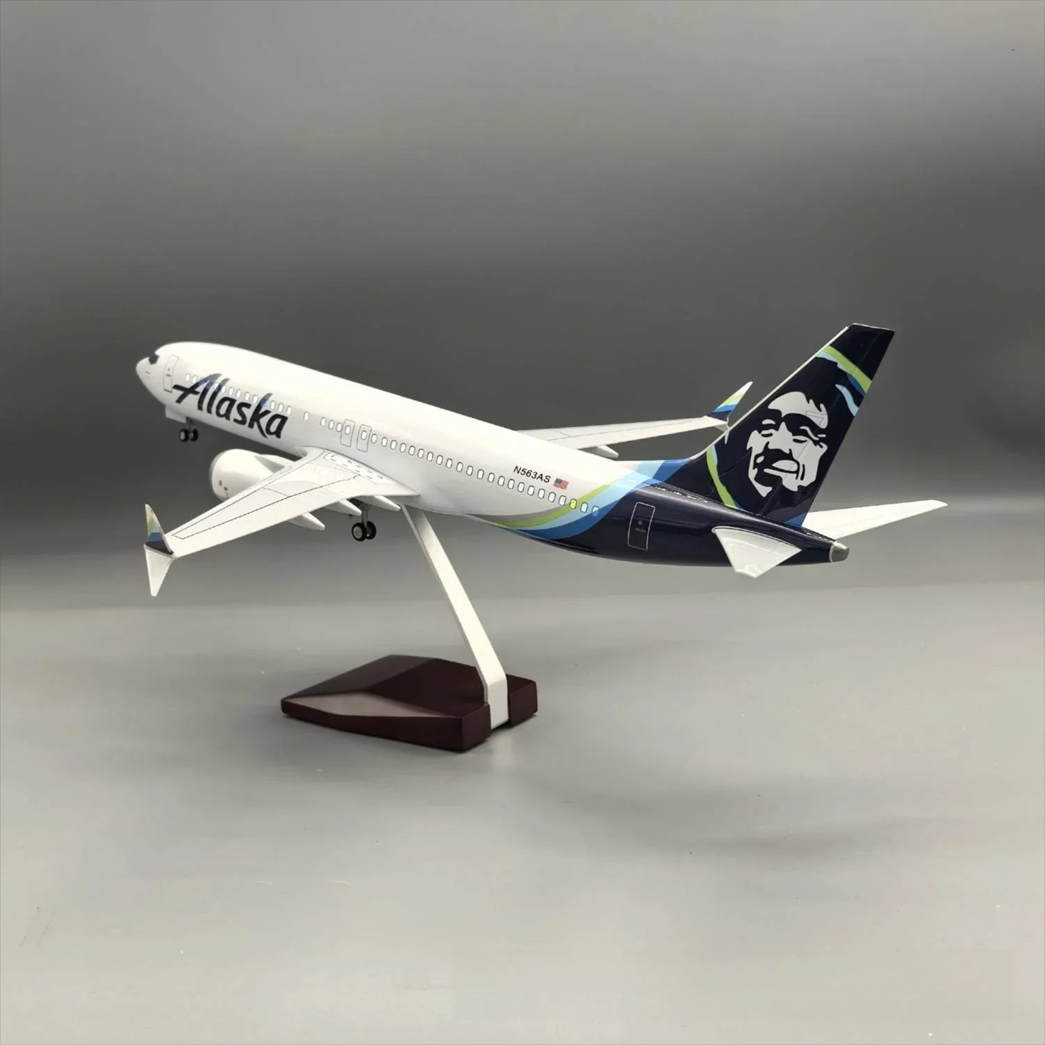 Boeing 737-800 Alaska Airlines 1:85 – 47 cm / 18.5 in – LED Lights - Gallery 14