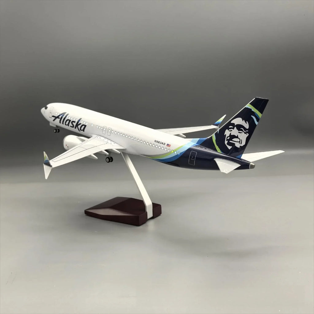 Boeing 737-800 Alaska Airlines 1:85 – 47 cm / 18.5 in – LED Lights