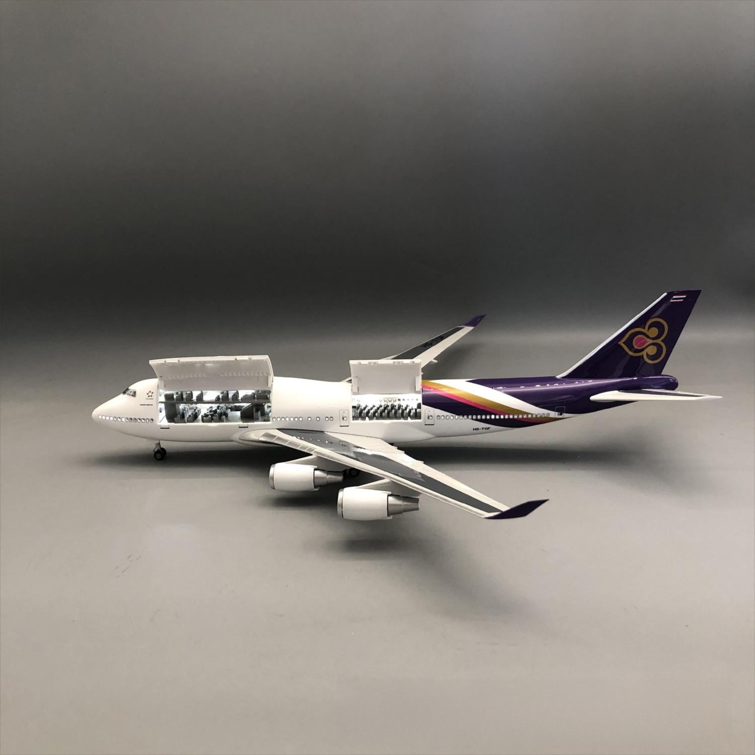 Thai Airways Boeing 747-400 1:150 – 47 cm / 18.5 in – Opening Cabin Interior & LED Lights