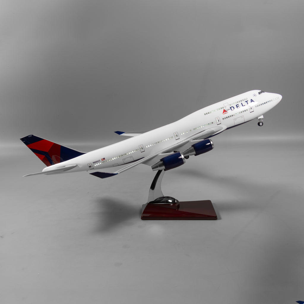 B747 Delta Model - Opening Fuselage with Interior - Classic Livery - 1:150 - 18.5"/47cm