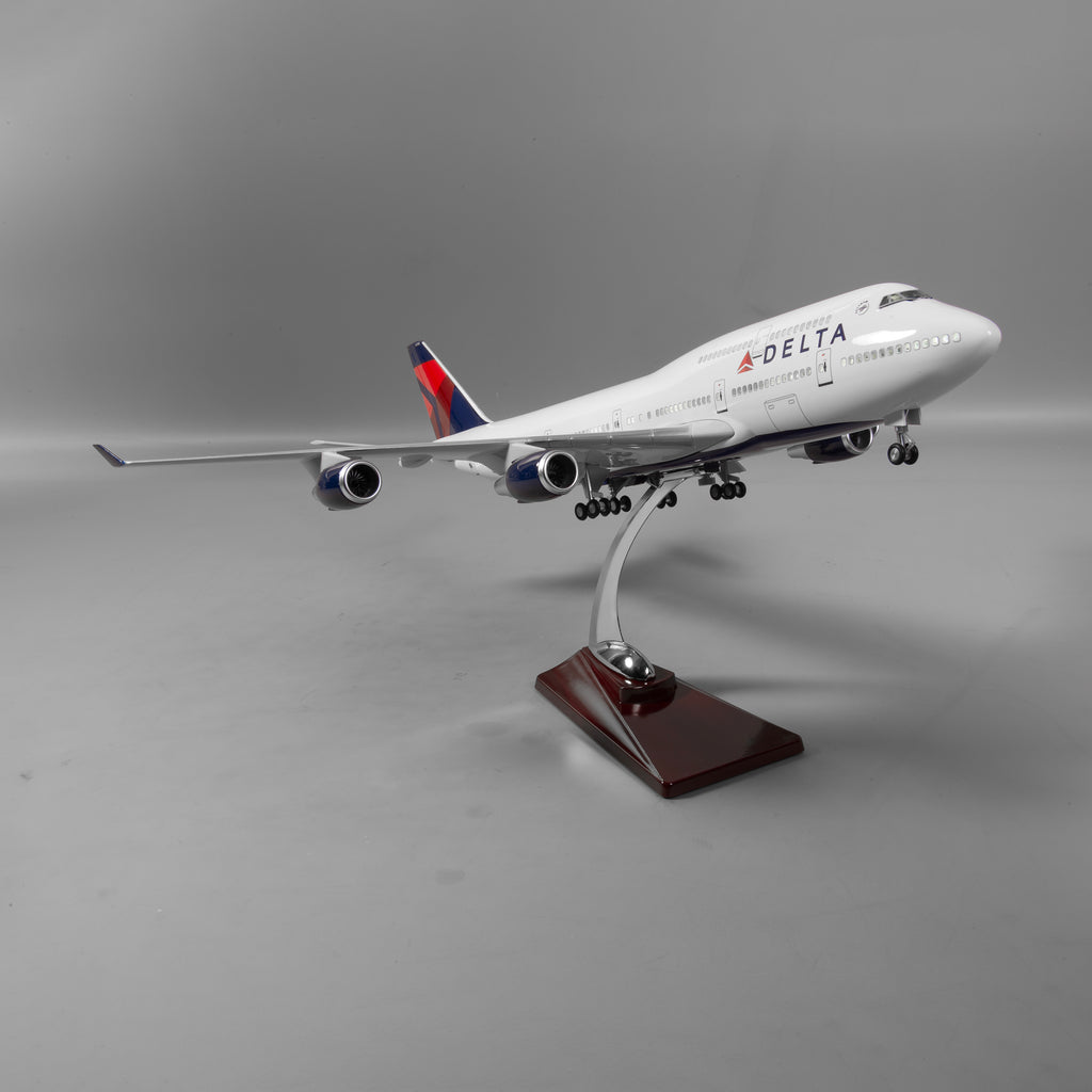 B747 Delta Model - Opening Fuselage with Interior - Classic Livery - 1:150 - 18.5"/47cm