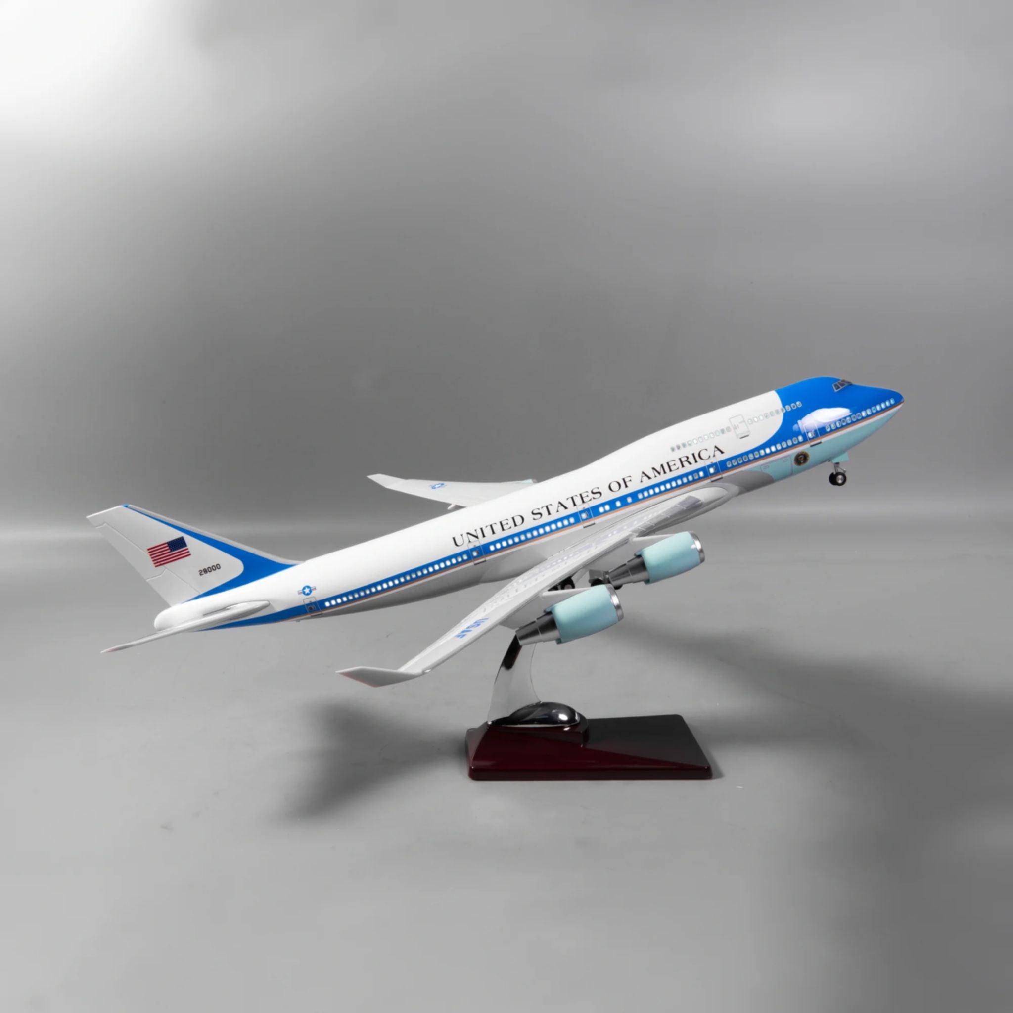 Boeing 747 Air Force One - Presidential Aircraft - Opening Fuselage - 1:150 Scale - 18.5"/47cm