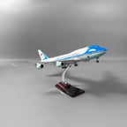 Boeing 747 Air Force One 1:150 – 47 cm / 18.5 in – Opening Interior