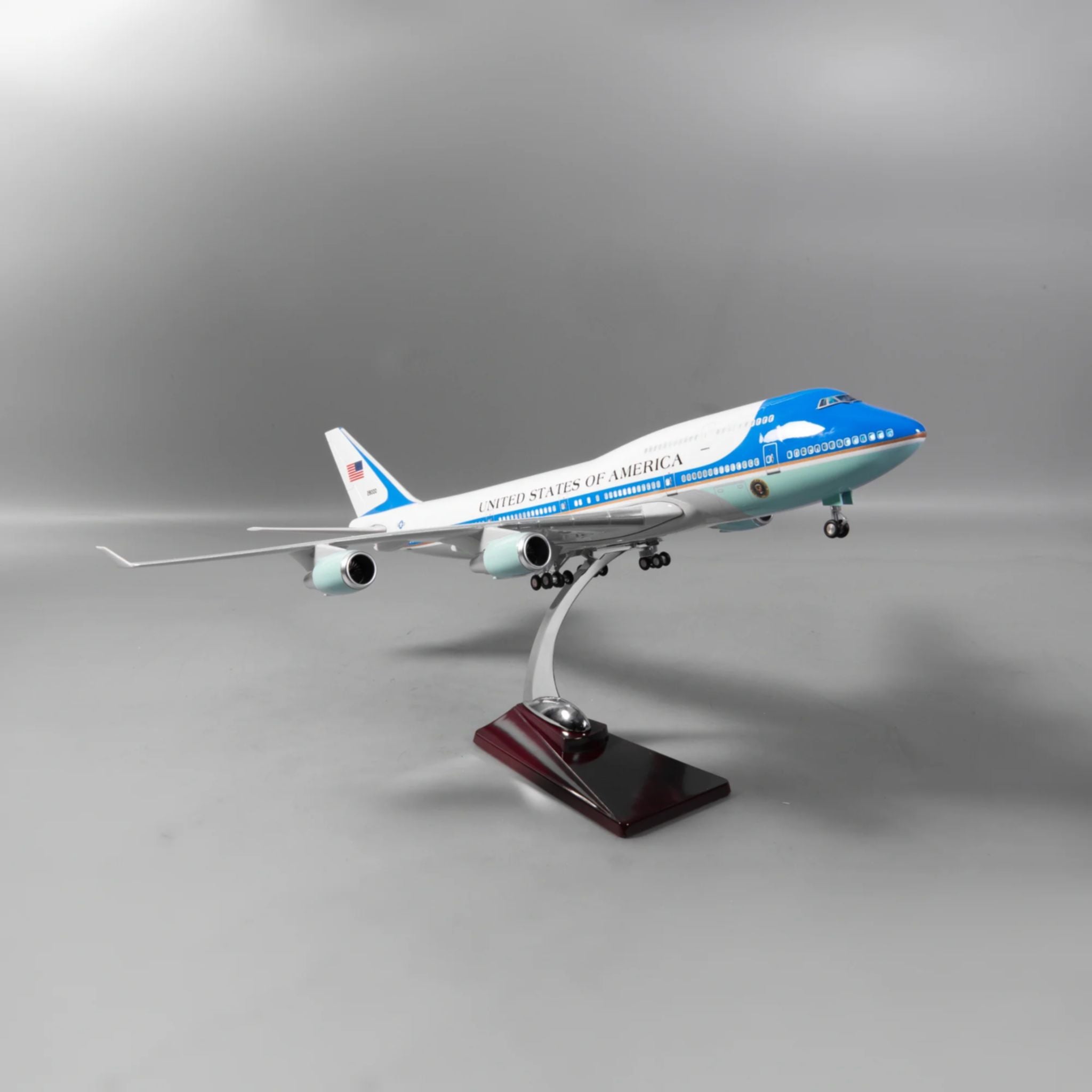 Boeing 747 Air Force One - Presidential Aircraft - Opening Fuselage - 1:150 Scale - 18.5"/47cm