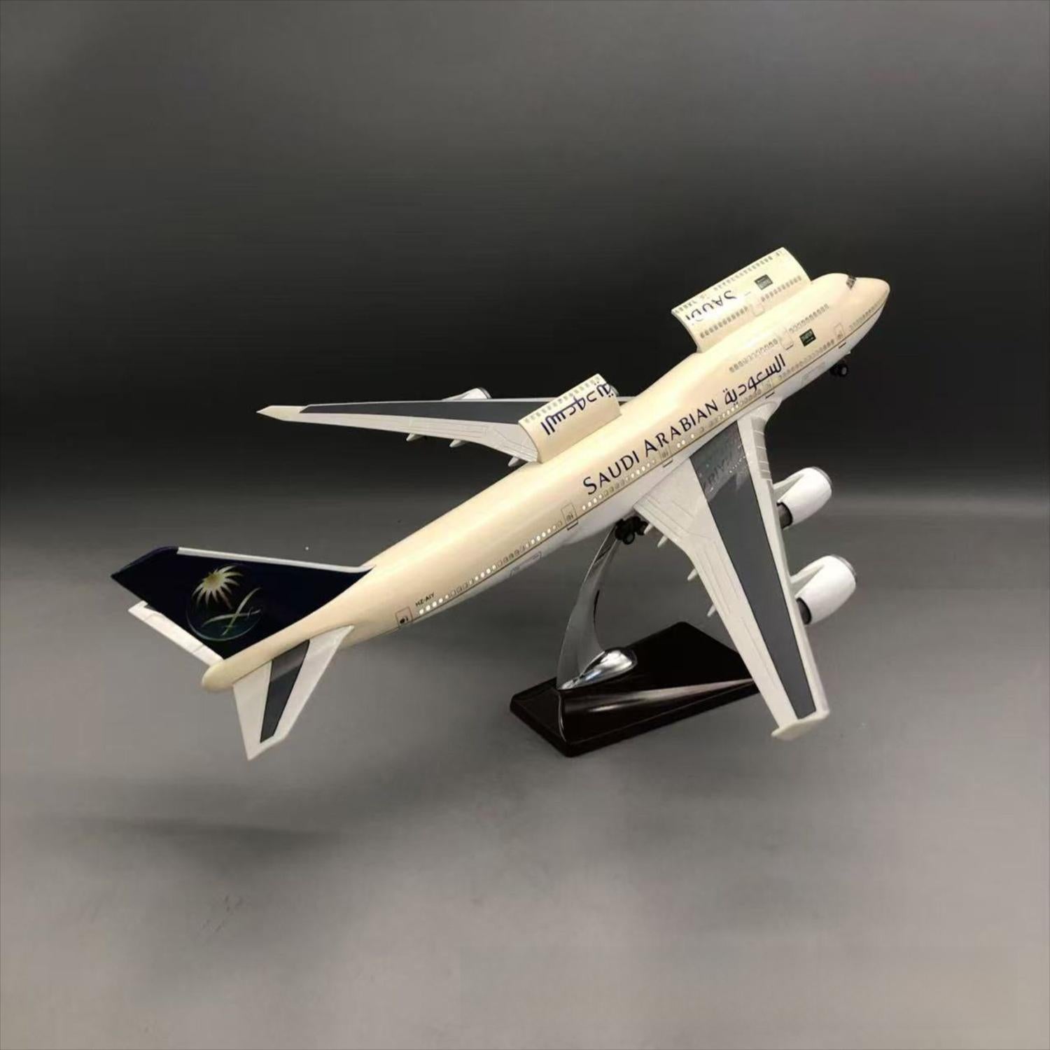 Saudia Airlines Boeing 747-400 1:150 – 47 cm / 18.5 in – Opening Cabin Interior & LED Lights
