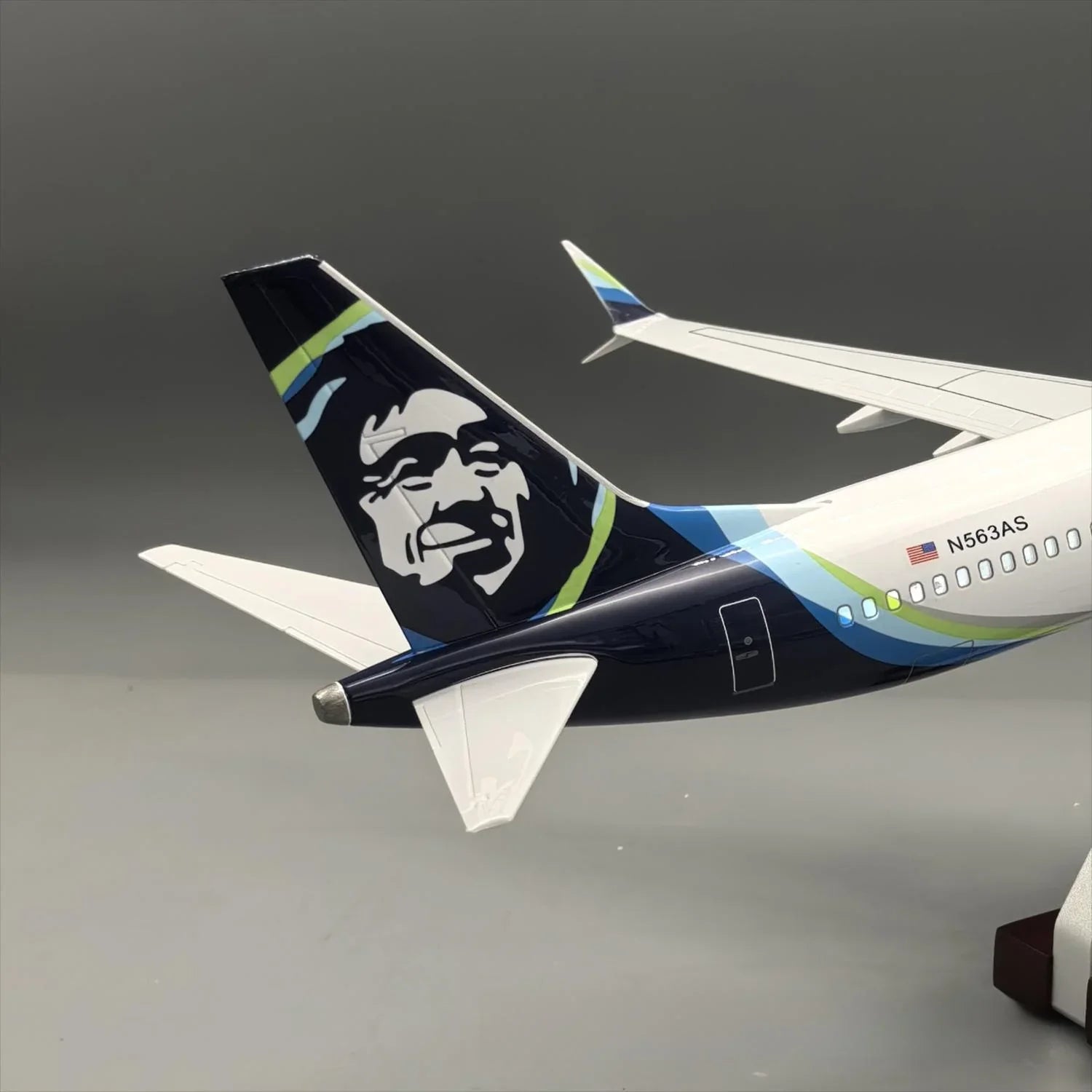 Boeing 737-800 Alaska Airlines 1:85 – 47 cm / 18.5 in – LED Lights - Gallery 15