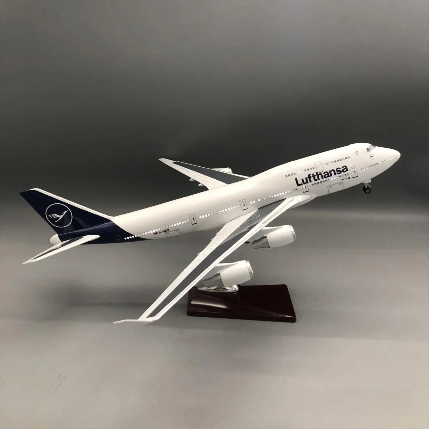 Lufthansa Boeing 747-400 1:150 – 47 cm / 18.5 in – Opening Cabin Interior & LED Lights - Gallery 5
