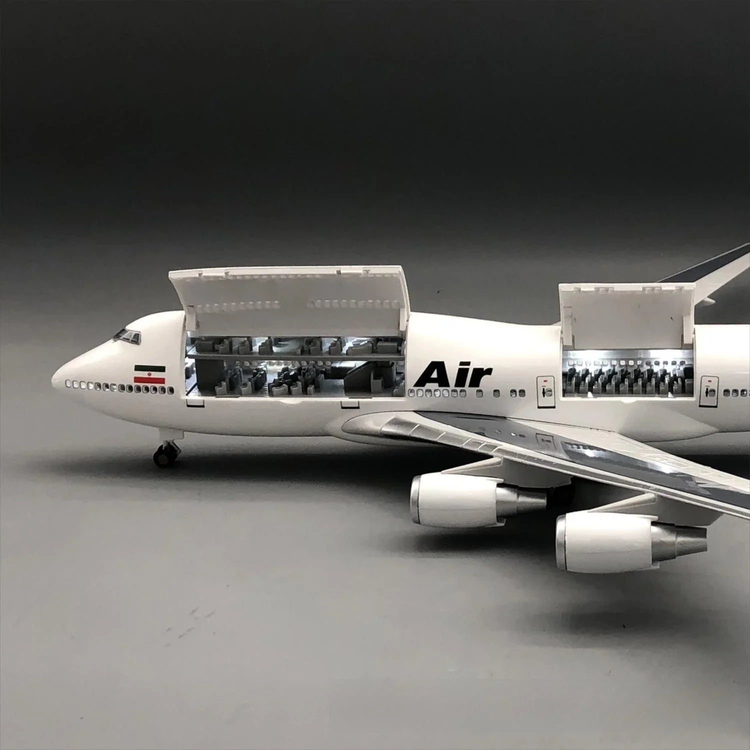 Mahan Air Boeing 747-400 1:150 – 47 cm / 18.5 in – Opening Cabin Interior & LED Lights - Gallery 3