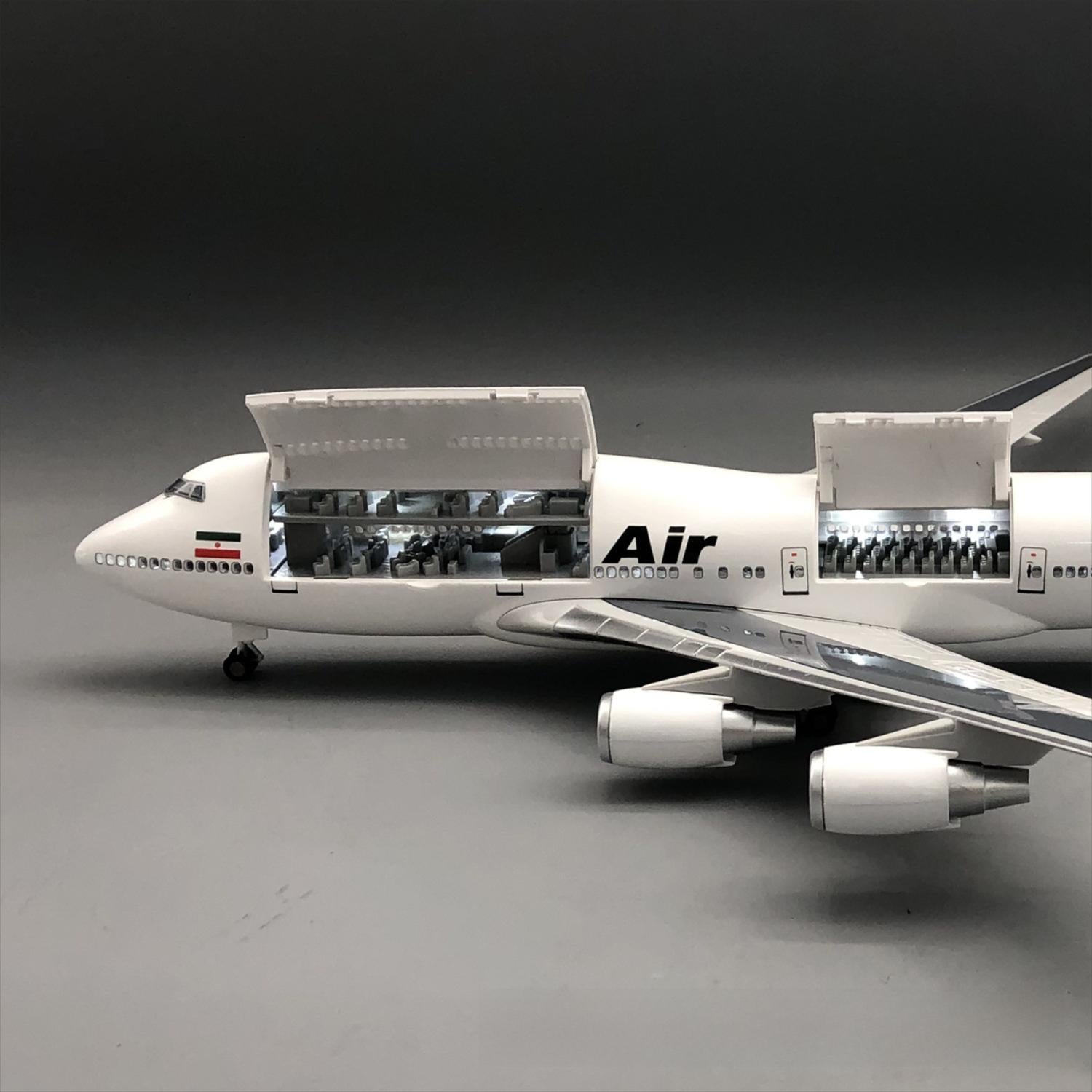 Mahan Air Boeing 747-400 1:150 – 47 cm / 18.5 in – Opening Cabin Interior & LED Lights