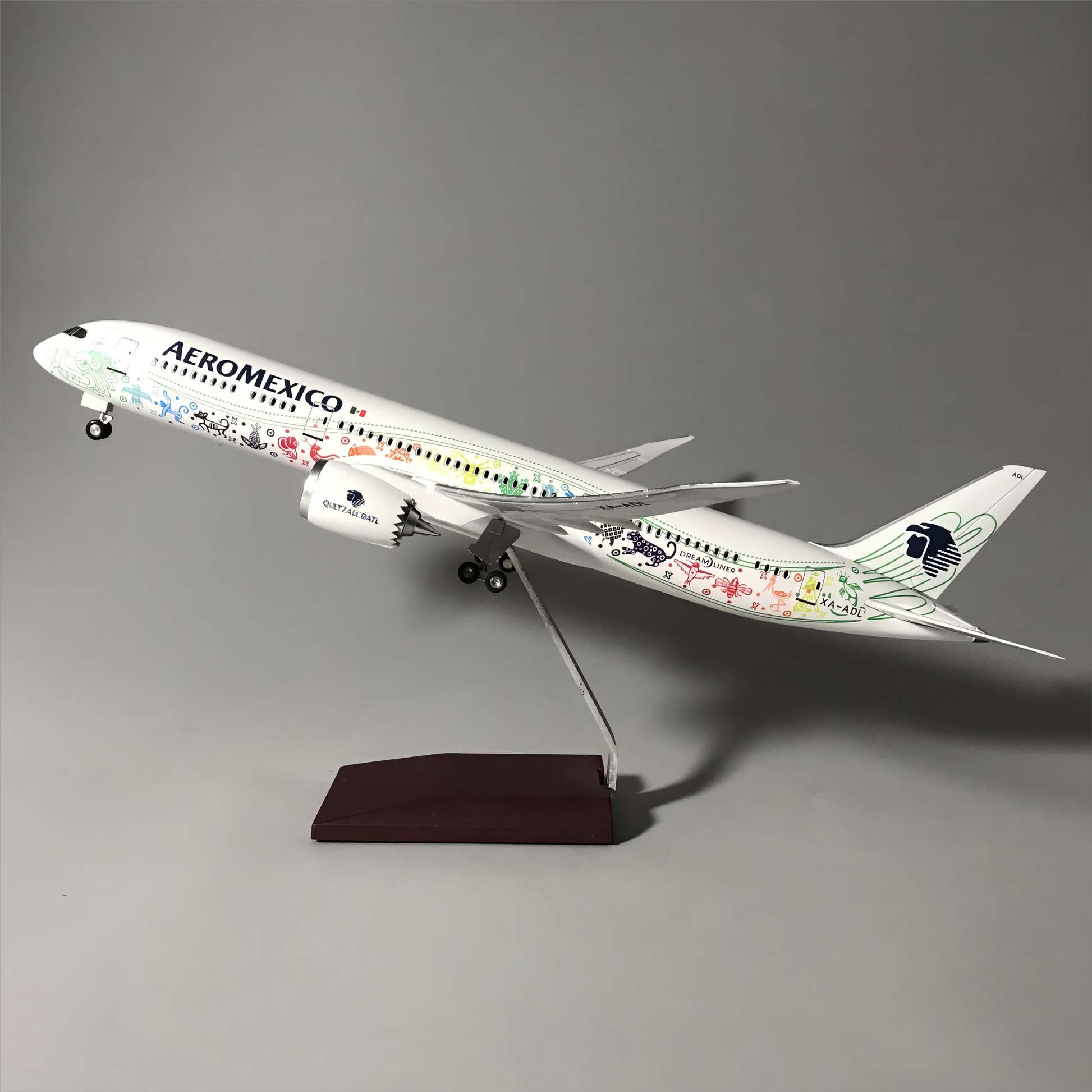 Boeing 787-9 Aeroméxico "Quetzalcóatl" – Scale 1:130 (43 cm / 16.9 in)