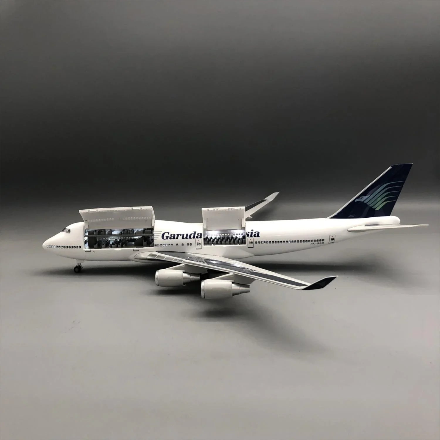 Garuda Indonesia Boeing 747-400 1:150 – 47 cm / 18.5 in – Opening Cabin Interior & LED Lights - Gallery 2