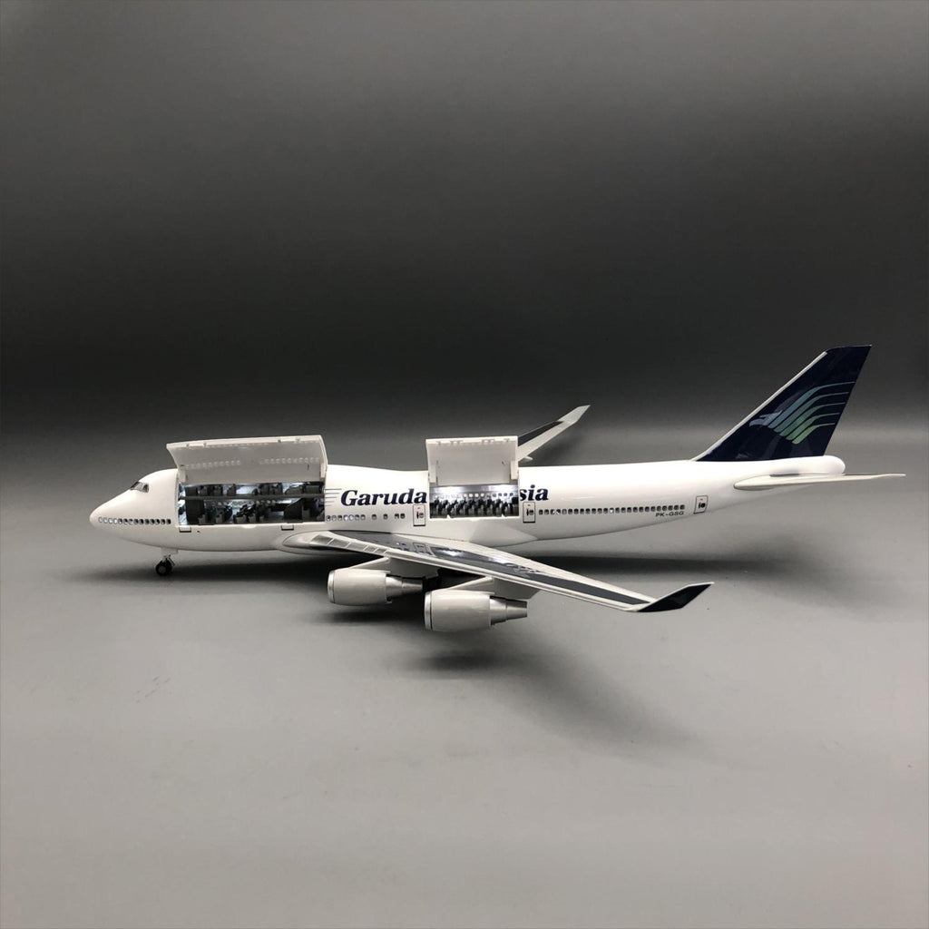 Garuda Indonesia Boeing 747-400 1:150 – 47 cm / 18.5 in – Opening Cabin Interior & LED Lights