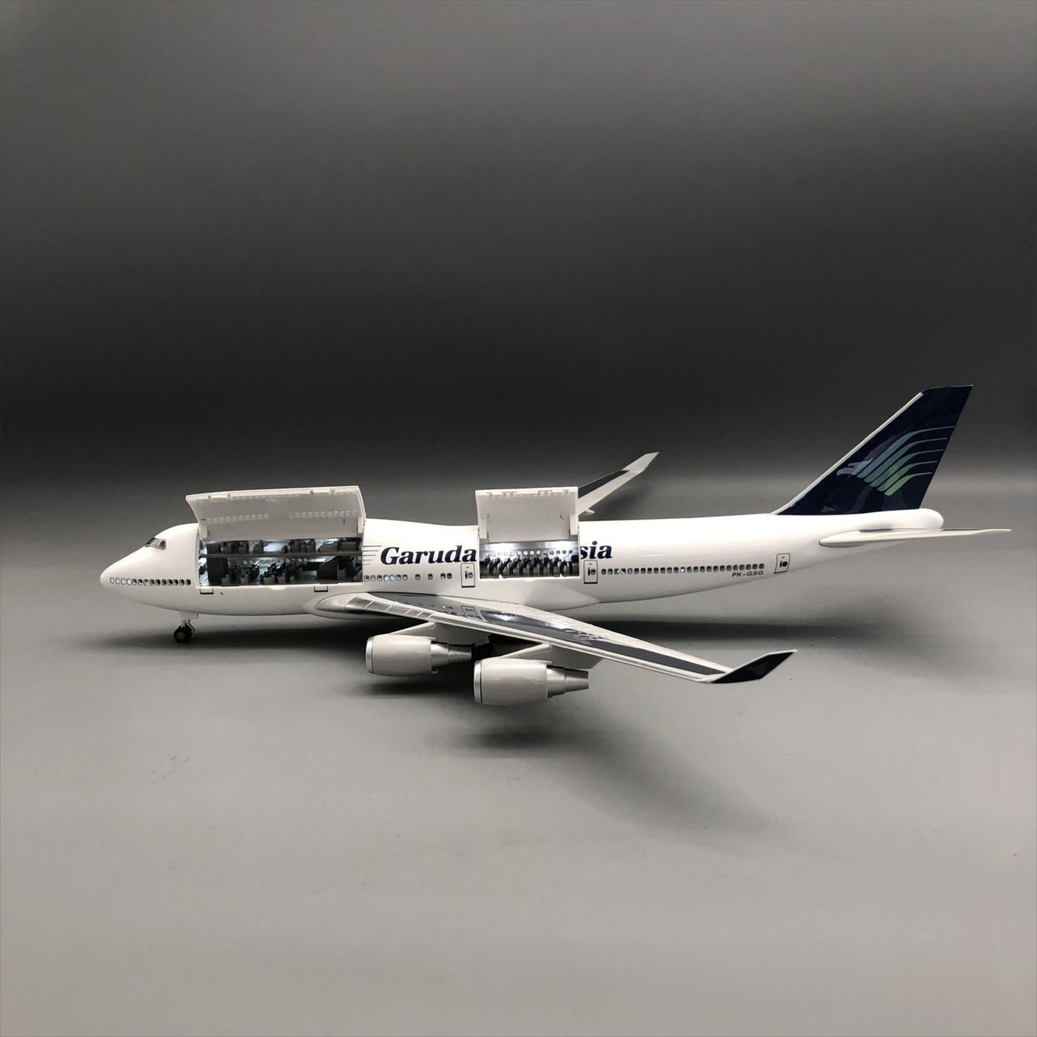 Garuda Indonesia Boeing 747-400 1:150 – 47 cm / 18.5 in – Opening Cabin Interior & LED Lights
