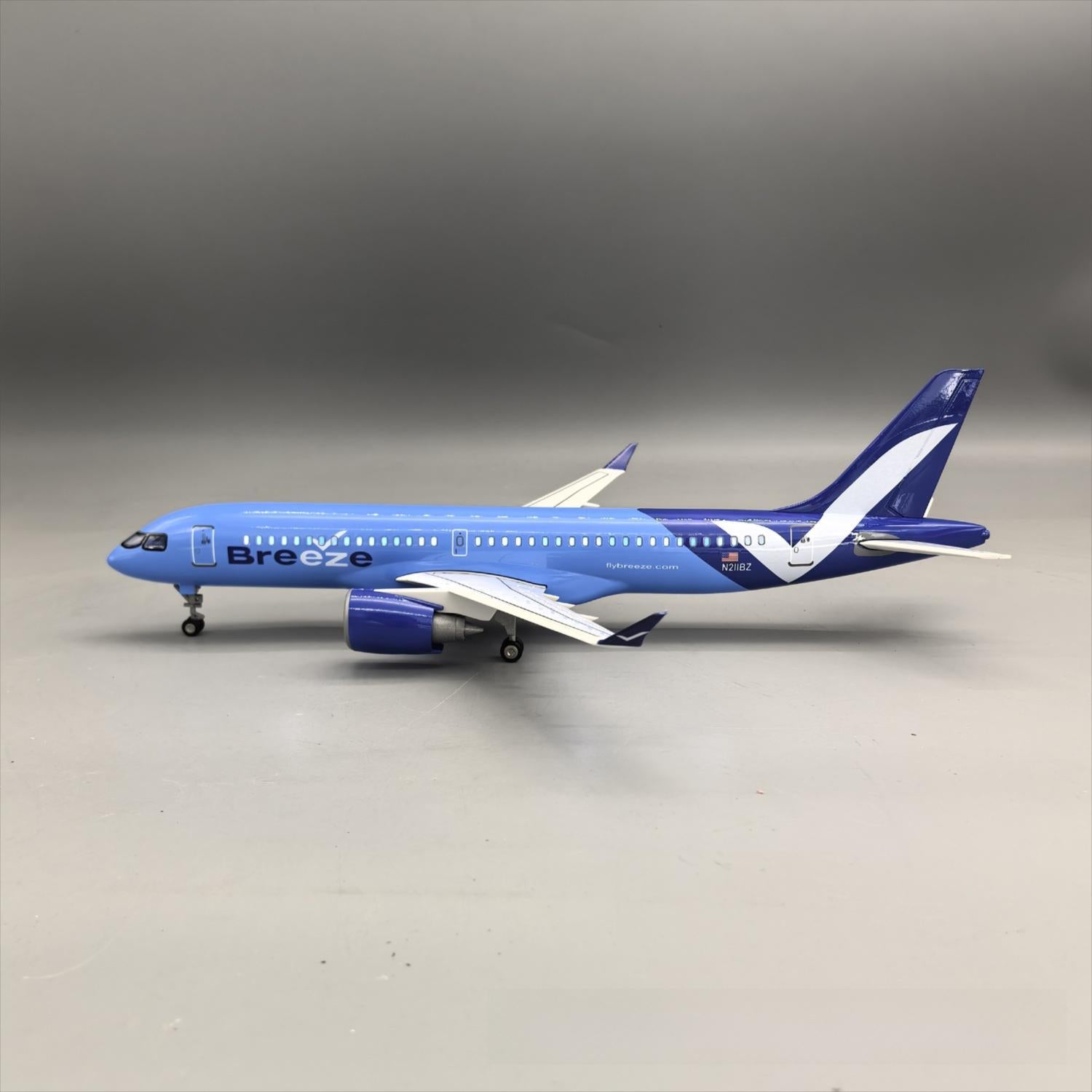 Breeze Airways Airbus A220-300 1:100 – 38.7 cm / 15.2 in – LED Lights