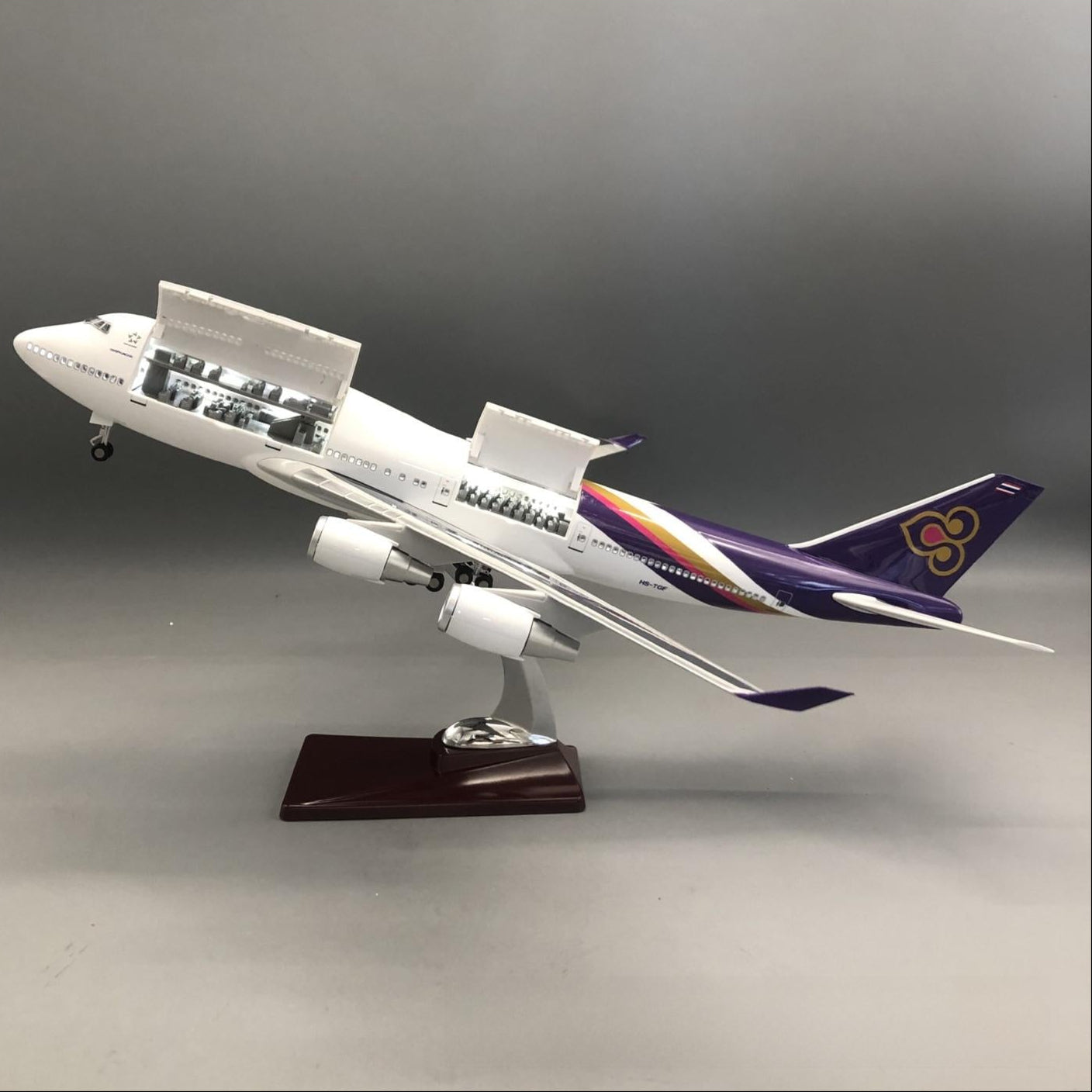 Thai Airways Boeing 747-400 1:150 – 47 cm / 18.5 in – Opening Cabin Interior & LED Lights