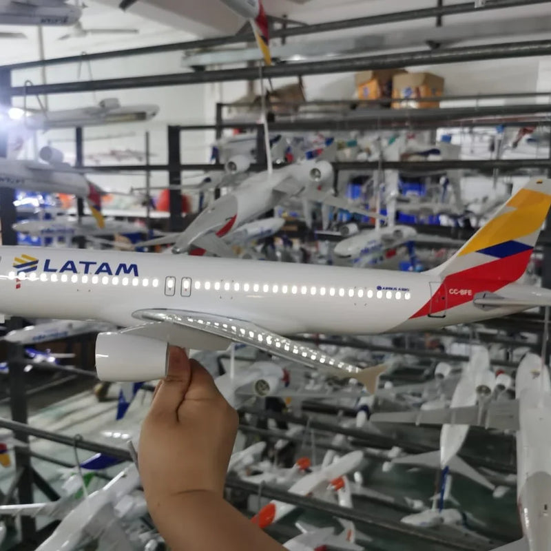 LATAM A320 Colombian Flag Special Edition – 47cm (18.5") – 1:80 Scale – LED (15 Units Only) - Image 5