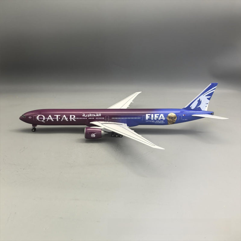 Qatar Airways Boeing 777-300ER "Copa Mundial de la FIFA" – 47 cm / 18,5 in – Modelo con pantalla LED activada por voz - Image 3