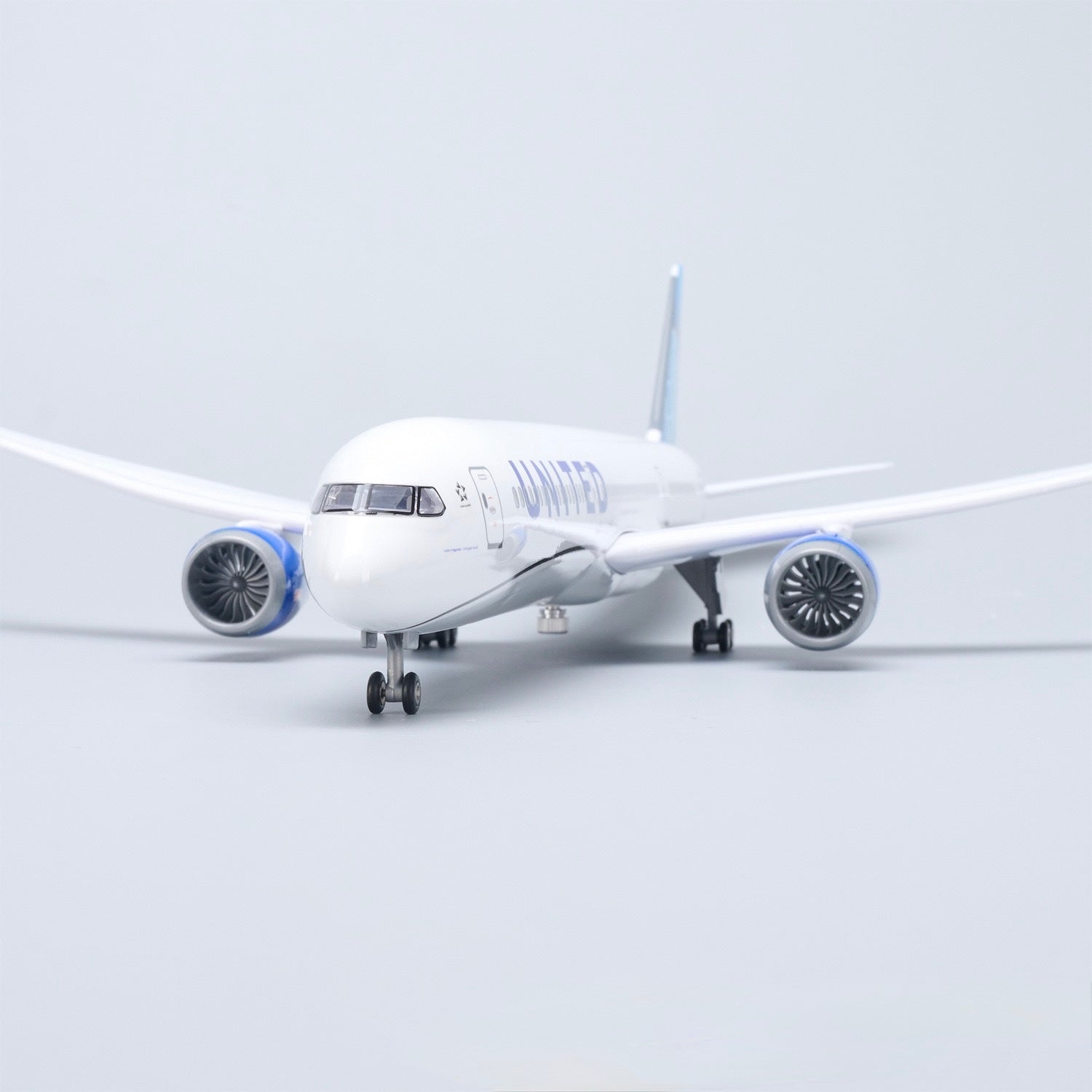 United Airlines Boeing 787-10 1:145 – 47 cm / 18.5 in – LED Lights