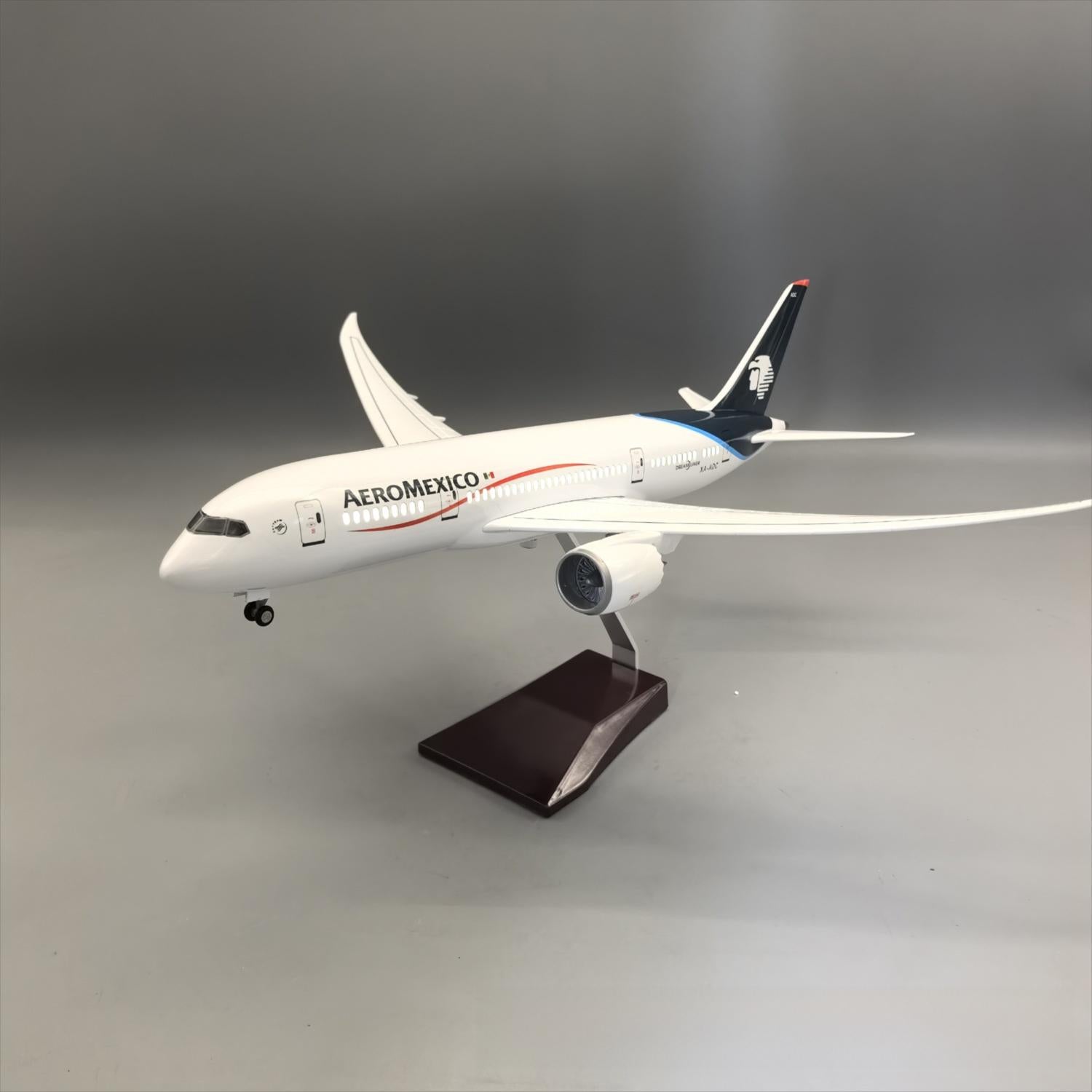 Aeromexico Boeing 787-8 Dreamliner 1:130 – 43 cm / 16.9 in – LED Lights