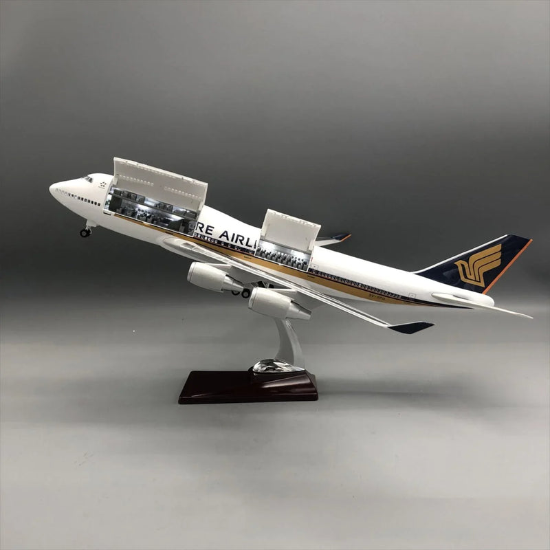 Singapore Airlines Boeing 747-400 1:150 – 47 cm / 18.5 in – Interior de Cabina Abrible y Luces LED - Image 1