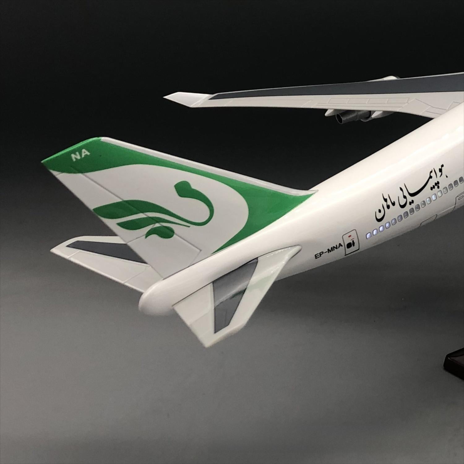 Mahan Air Boeing 747-400 1:150 – 47 cm / 18.5 in – Opening Cabin Interior & LED Lights